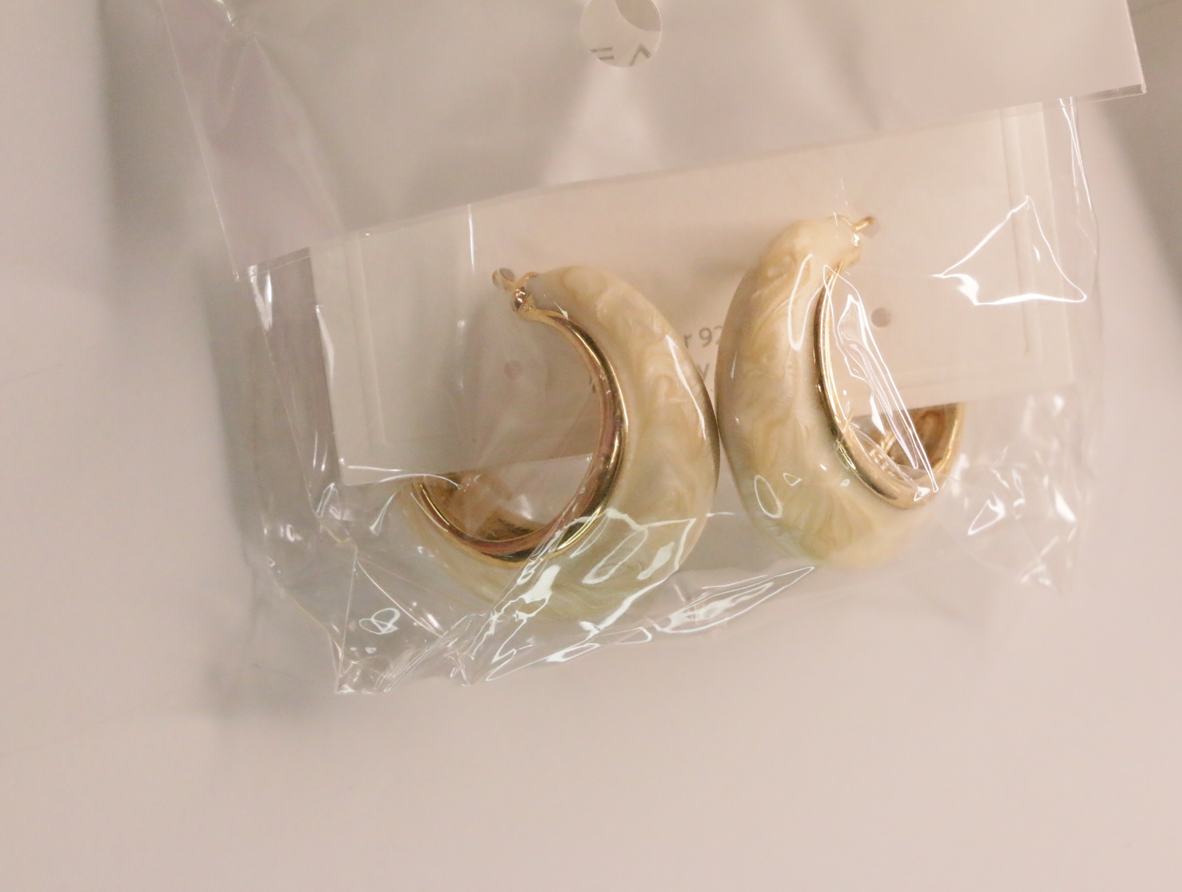 Detalle de aros crema con interiores dorados — lote de bisutería online, vista principal · Lotes Bisutería (LT045)