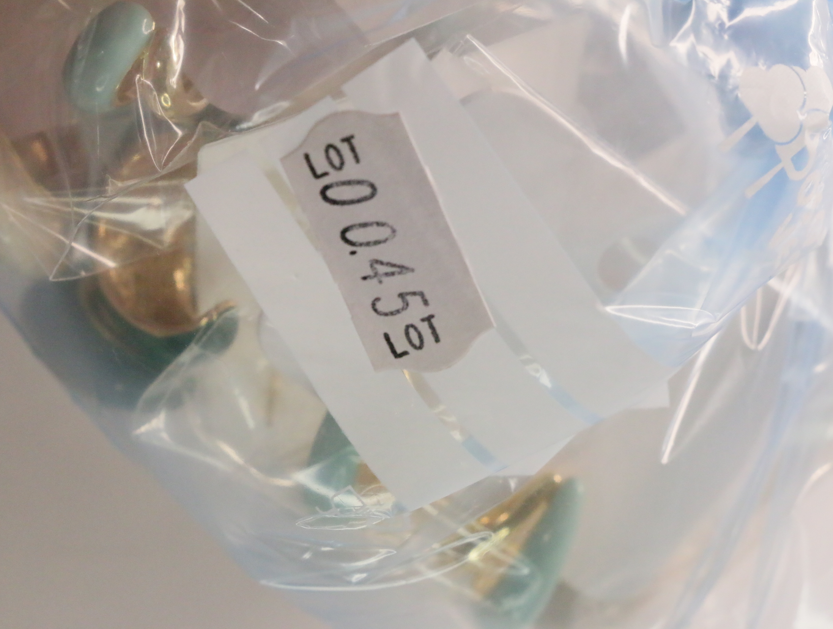Lote de pendientes de aro en verde y crema — lote de bisutería para mujer, detalle · Lotes Bisutería (LT045)