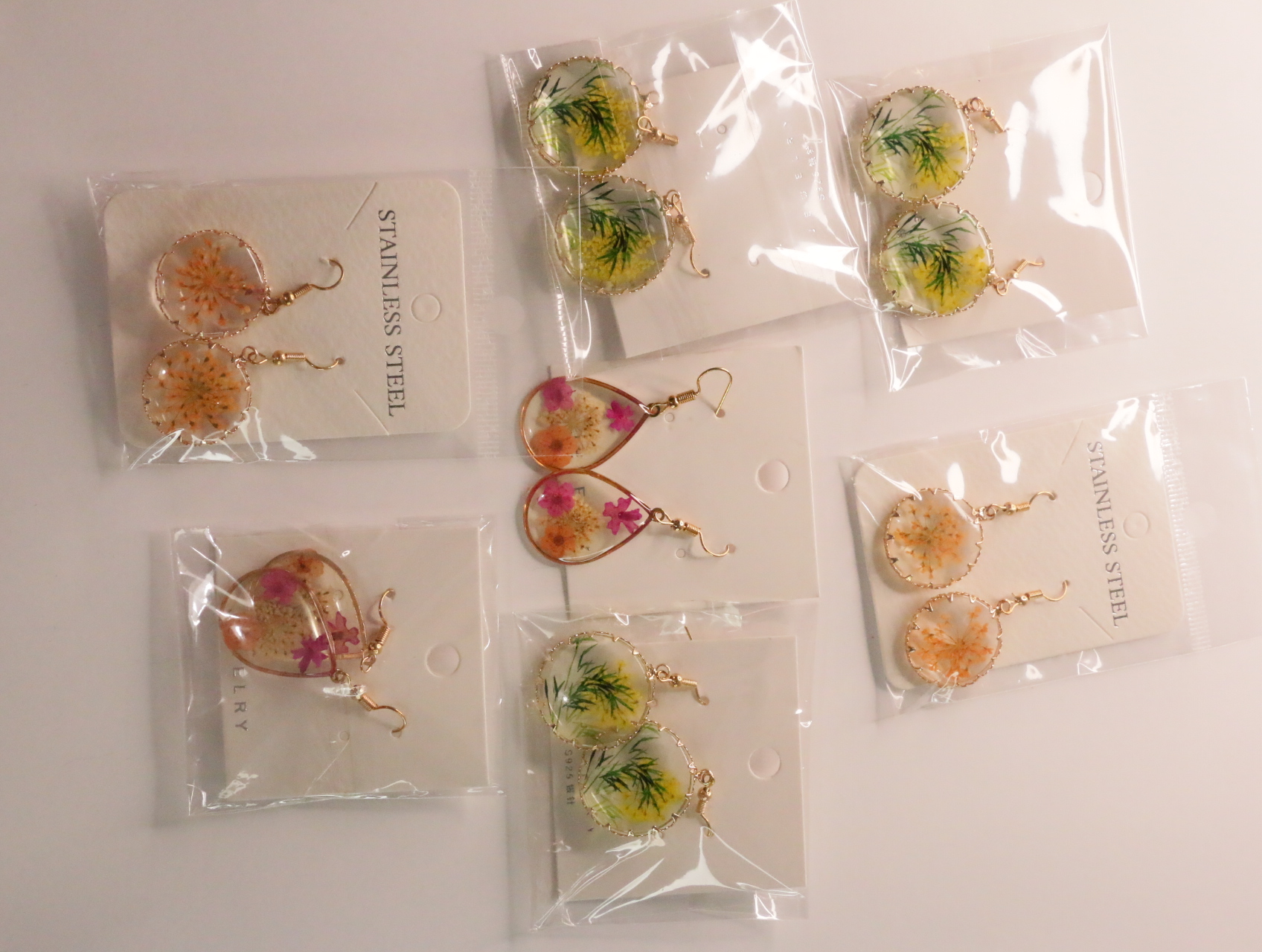 Vista general del lote de pendientes florales con detalles dorados — lote de bisutería para mujer, vista principal · Lotes Bisutería (LT046)