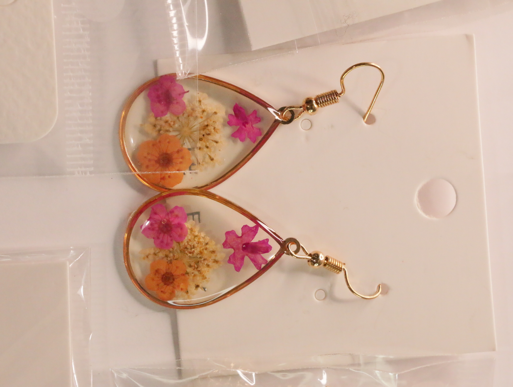 Pendientes de lágrima con detalles florales rosas, crema y naranjas — lote de bisutería baratos, detalle · Lotes Bisutería (LT046)