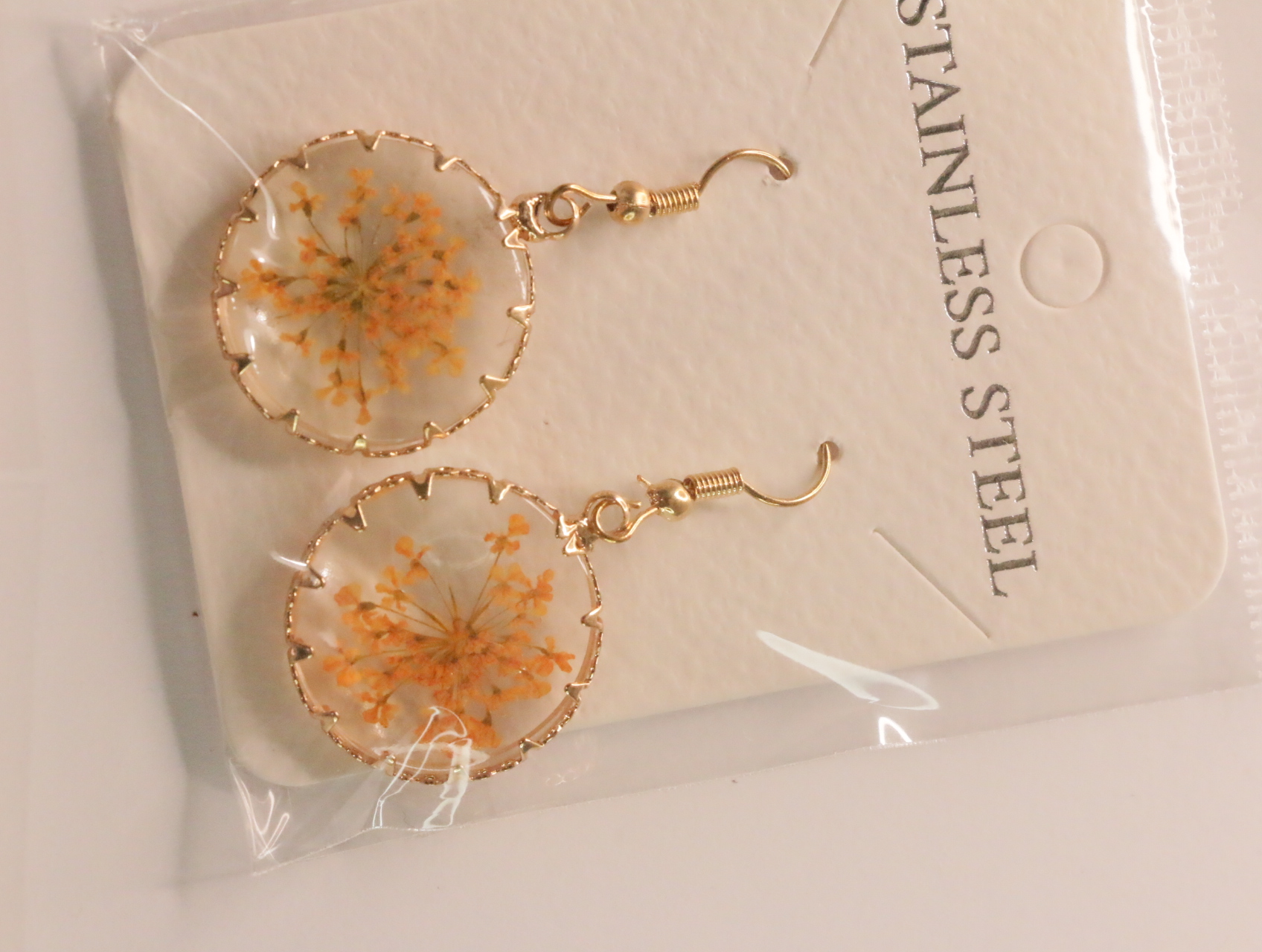 Pendientes redondos con detalles florales naranjas y bordes dorados — lote de bisutería de moda, vista lateral · Lotes Bisutería (LT046)
