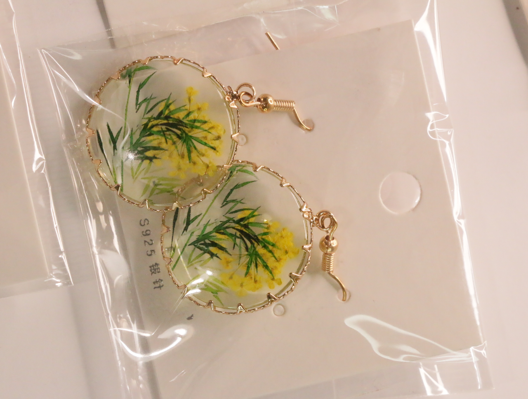 Pendientes de gancho dorado con colgantes de flores amarillas — lote de bisutería originales, detalle del acabado · Lotes Bisutería (LT046)