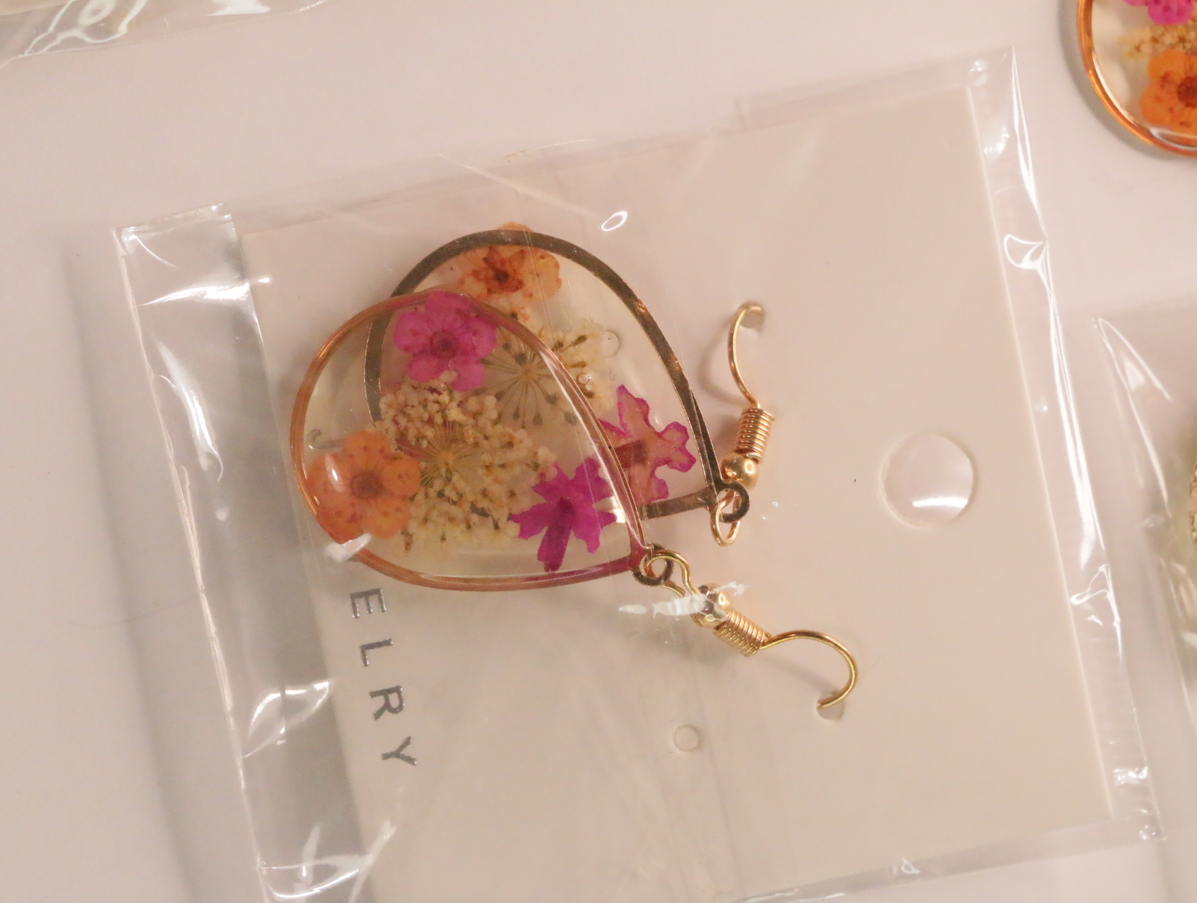 Pendientes de lágrima transparentes con detalles florales multicolor — lote de bisutería online, vista principal · Lotes Bisutería (LT046)