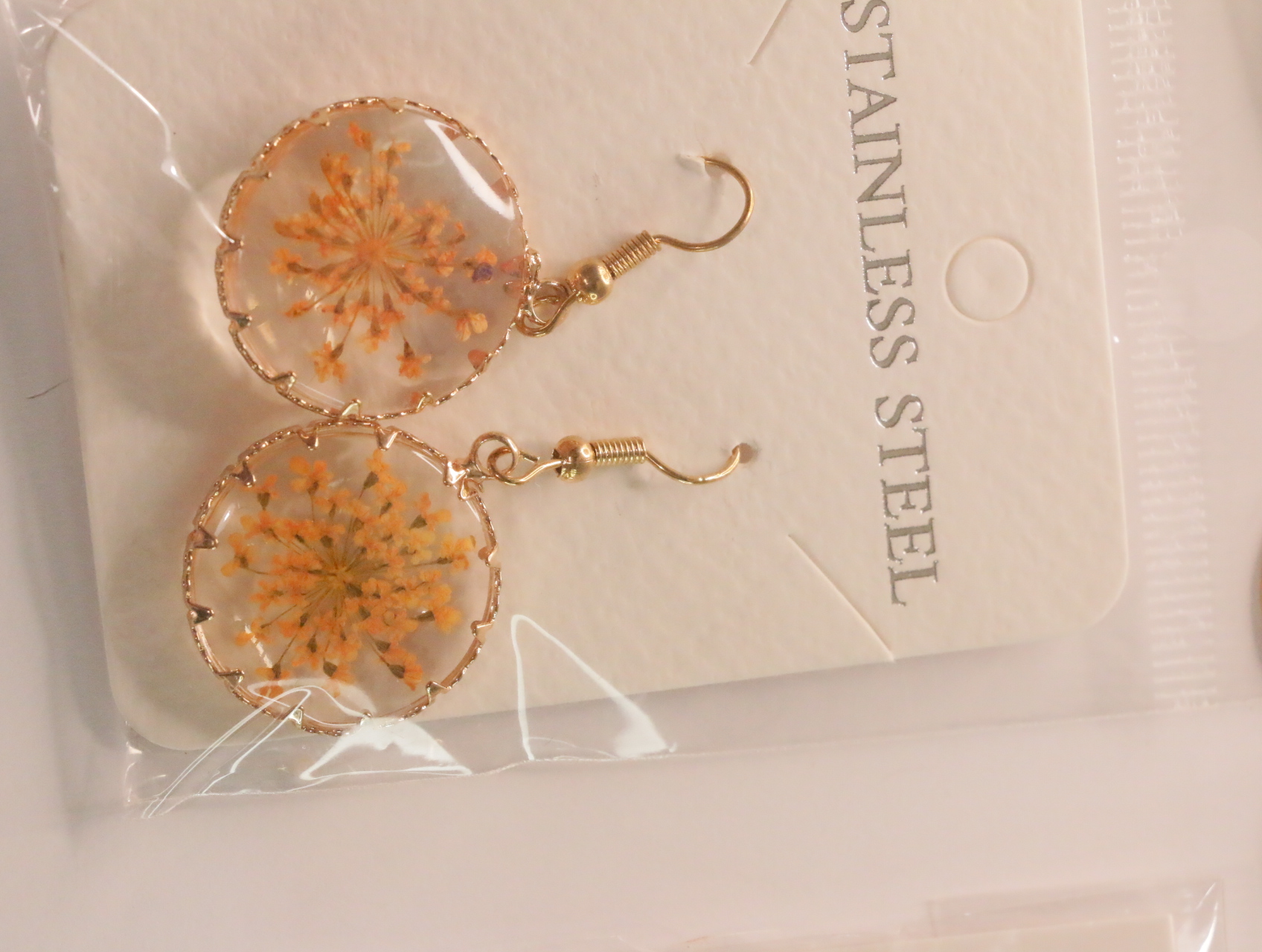 Lote de pendientes colgantes florales con acabado dorado — lote de bisutería para mujer, detalle · Lotes Bisutería (LT046)