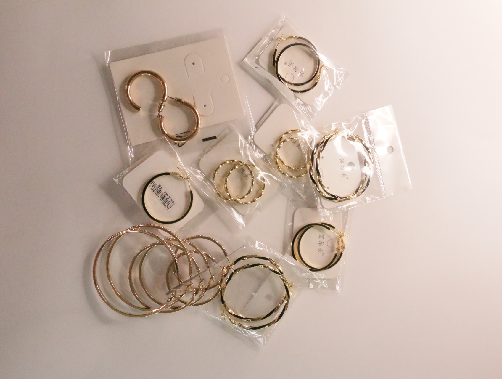 Vista de conjunto del lote de pendientes de aro variados — lote de bisutería para mujer, vista principal · Lotes Bisutería (LT047)