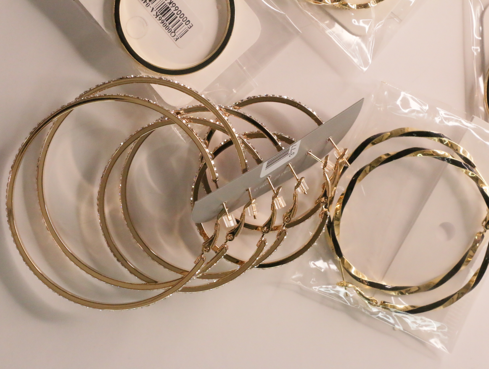 Lote de pendientes de aro variados para revendedores — lote de bisutería para mujer, detalle · Lotes Bisutería (LT047)