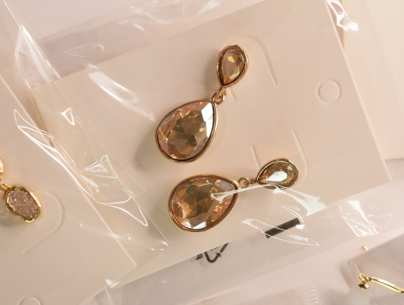 Lote de pendientes de bisutería variados para reventa — lote de bisutería de moda, detalle del acabado · Lotes Bisutería (LT048)