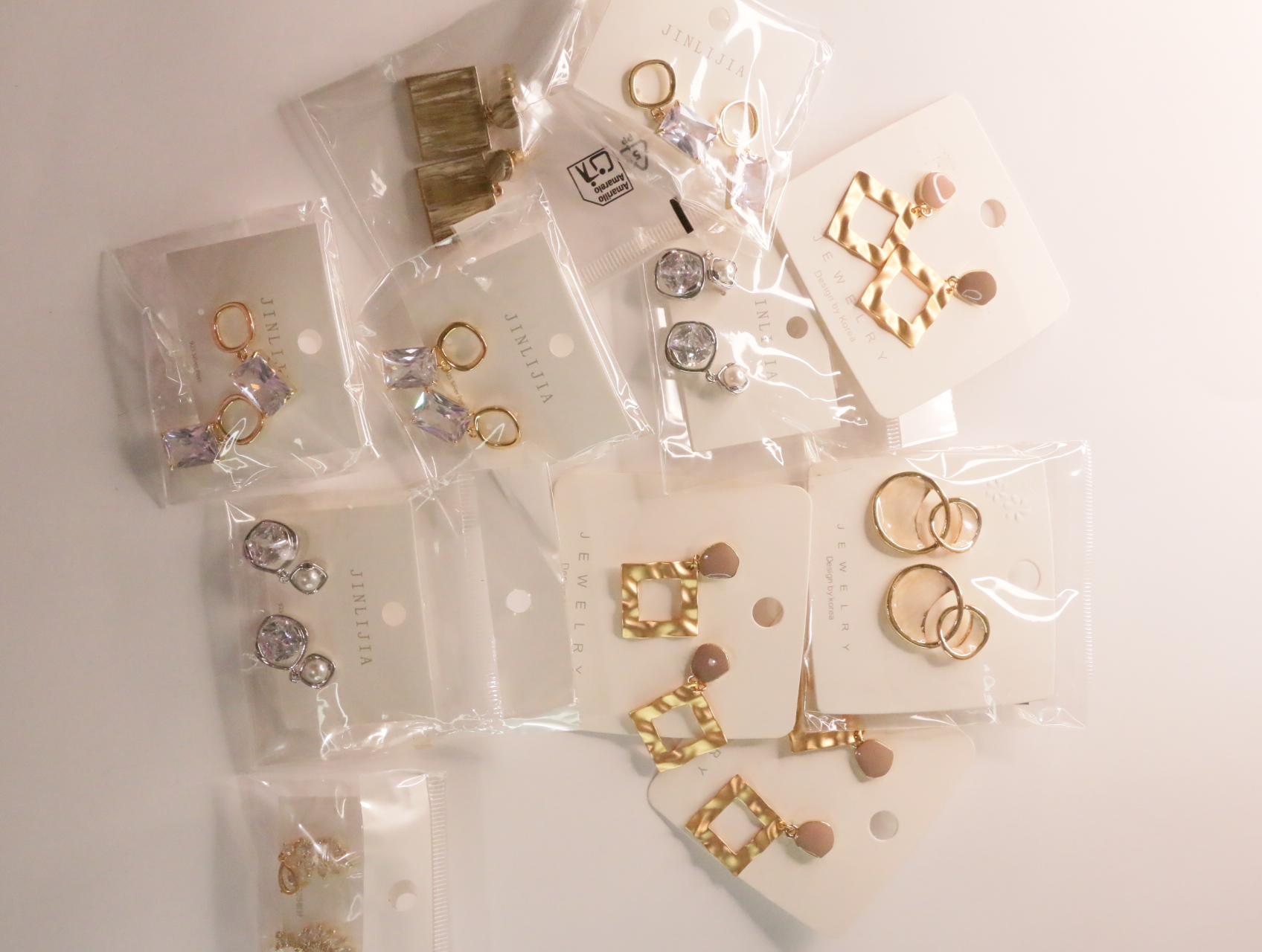Vista general del lote de pendientes geométricos dorados y plateados — lote de bisutería para mujer, vista principal · Lotes Bisutería (LT049)