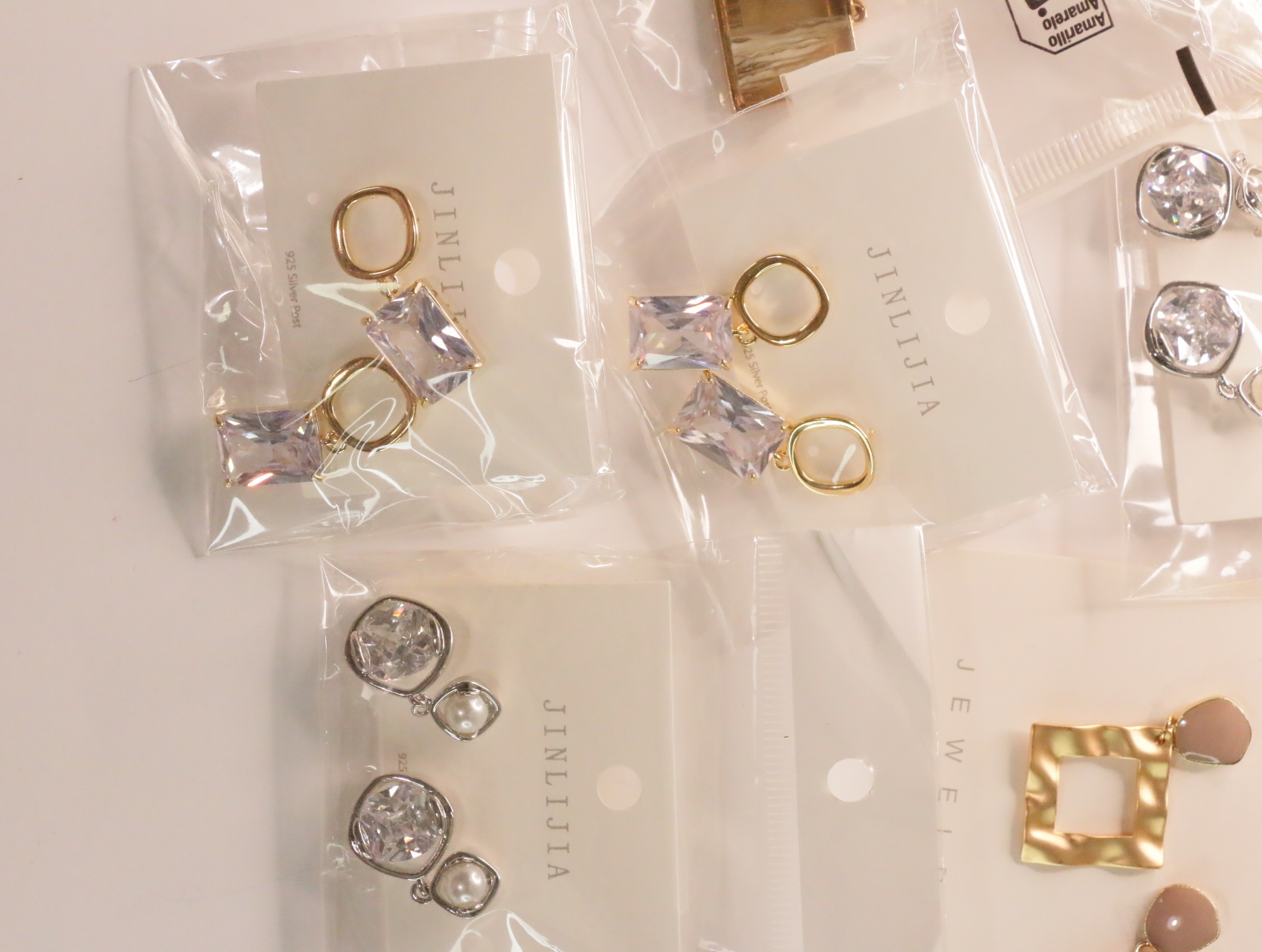 Lote de pendientes geométricos dorados y plateados — lote de bisutería para mujer, detalle · Lotes Bisutería (LT049)
