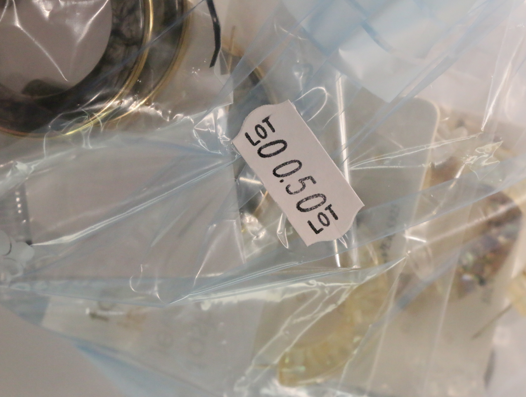 Lote de pendientes de aro variados para reventa — lote de bisutería de moda, detalle del acabado · Lotes Bisutería (LT050)