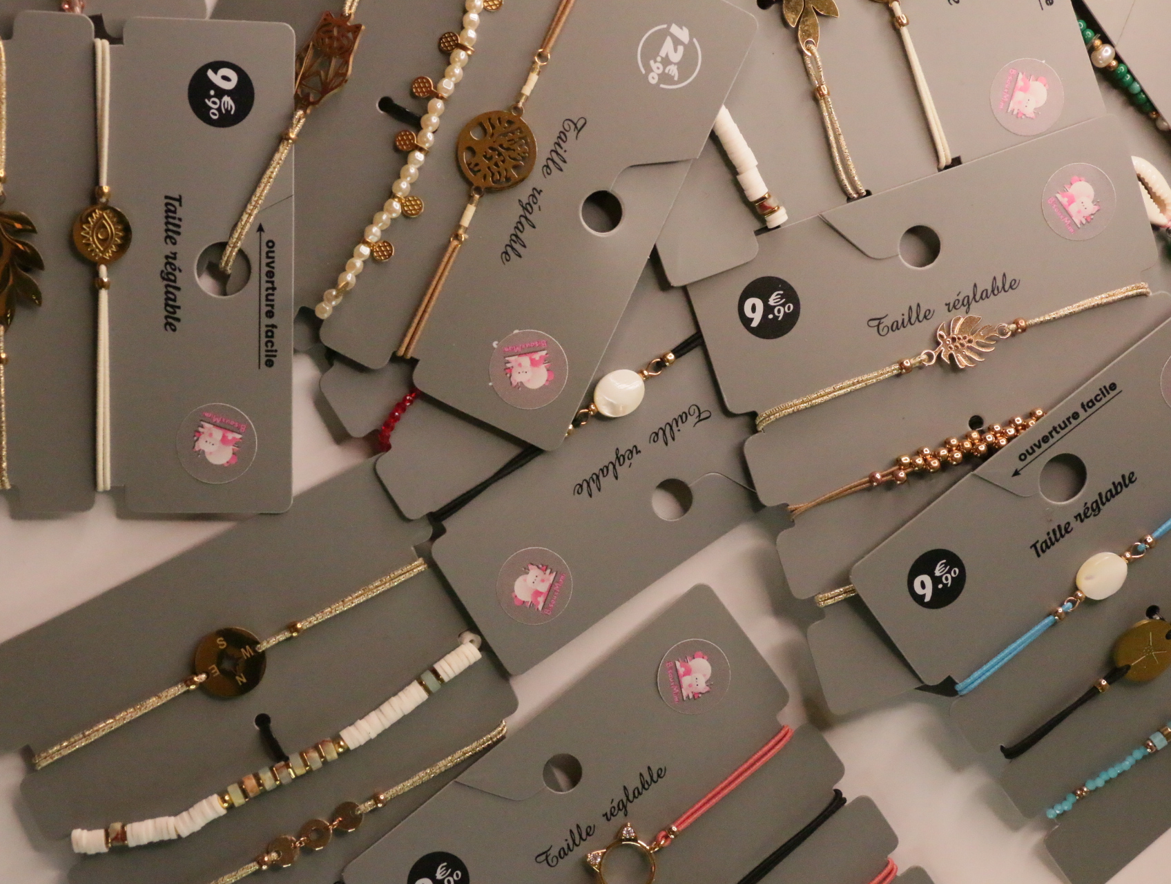 Pulseras de cordón con motivos redondos y cuentas blancas — lote de bisutería para mujer, vista principal · Lotes Bisutería (LT052)