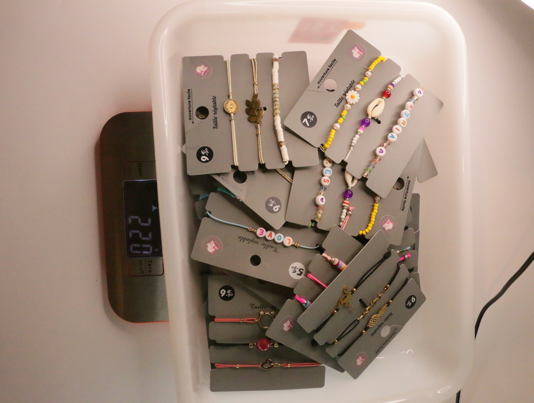 Vista general del lote de pulseras de cordón y cuentas sobre tarjetas — lote de bisutería baratos, detalle · Lotes Bisutería (LT052)