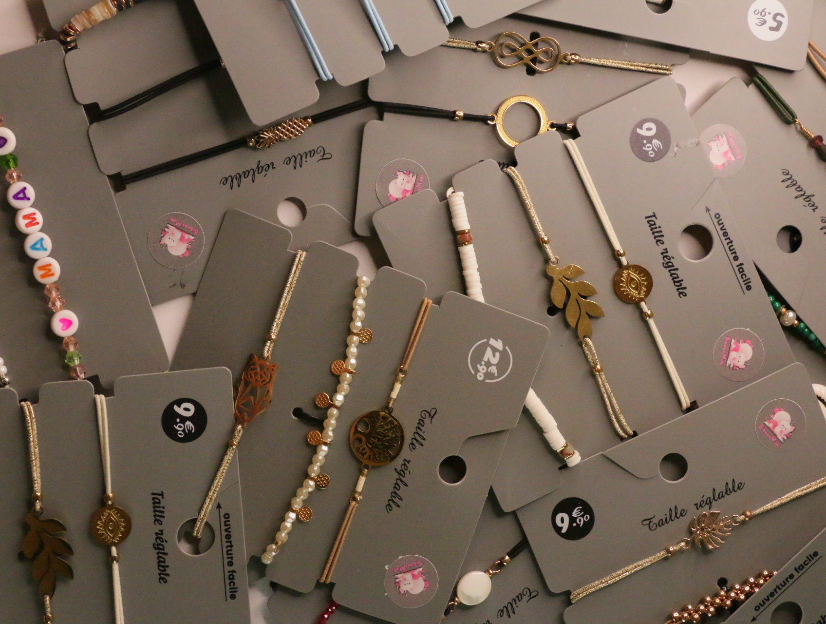 Pulseras con motivos dorados y cuentas perladas — lote de bisutería dorados, primer plano · Lotes Bisutería (LT052)