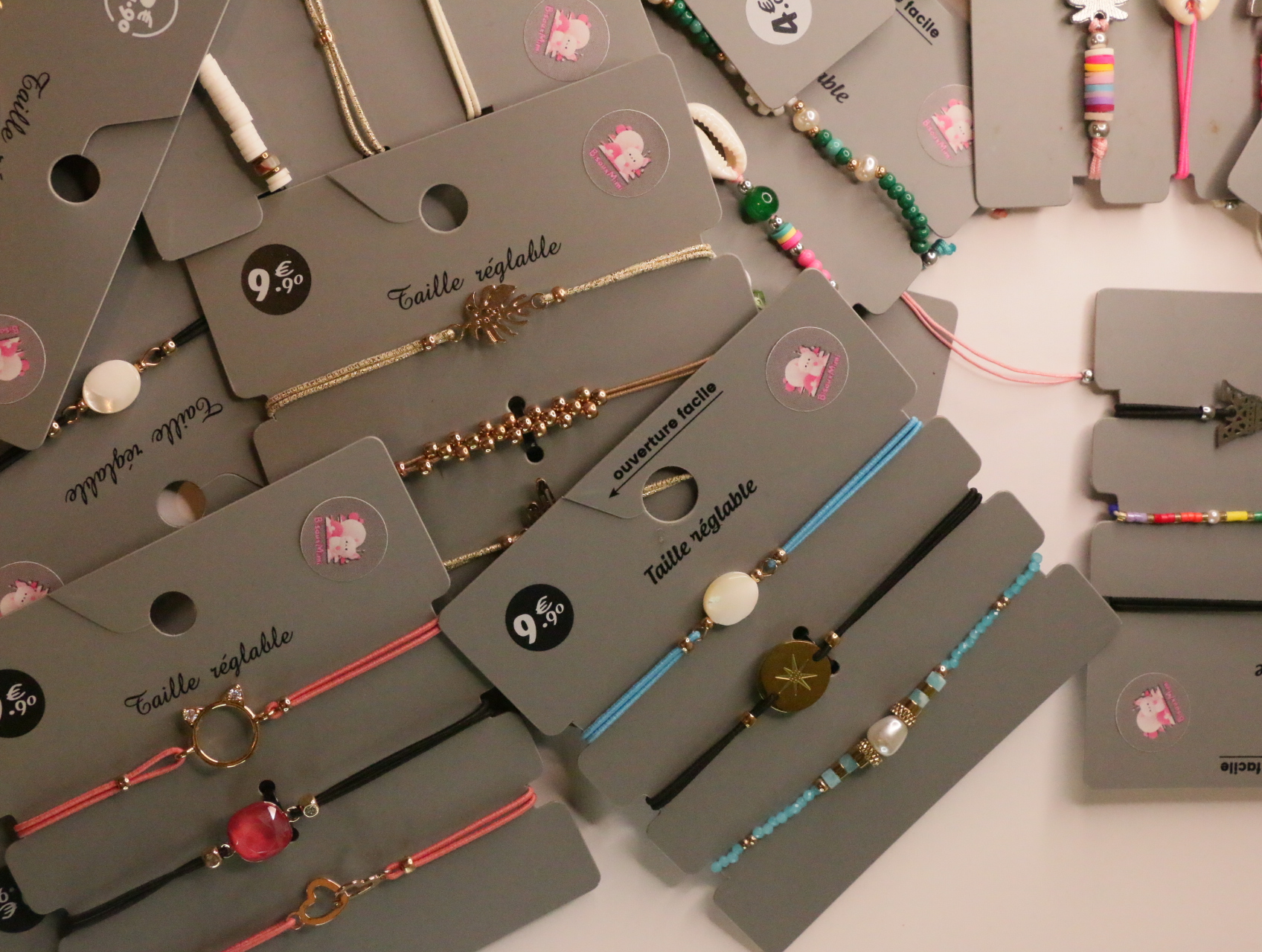 Pulseras de cordón azul, rosa y negro con motivos decorativos — lote de bisutería de moda, vista lateral · Lotes Bisutería (LT052)
