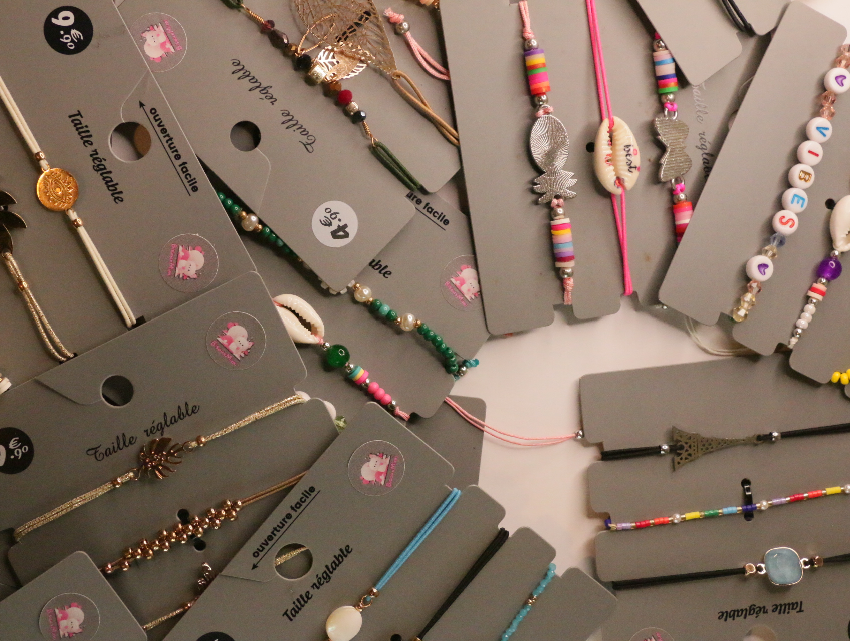 Pulseras multicolor con conchas, letras y motivos de piña — lote de bisutería originales, detalle del acabado · Lotes Bisutería (LT052)
