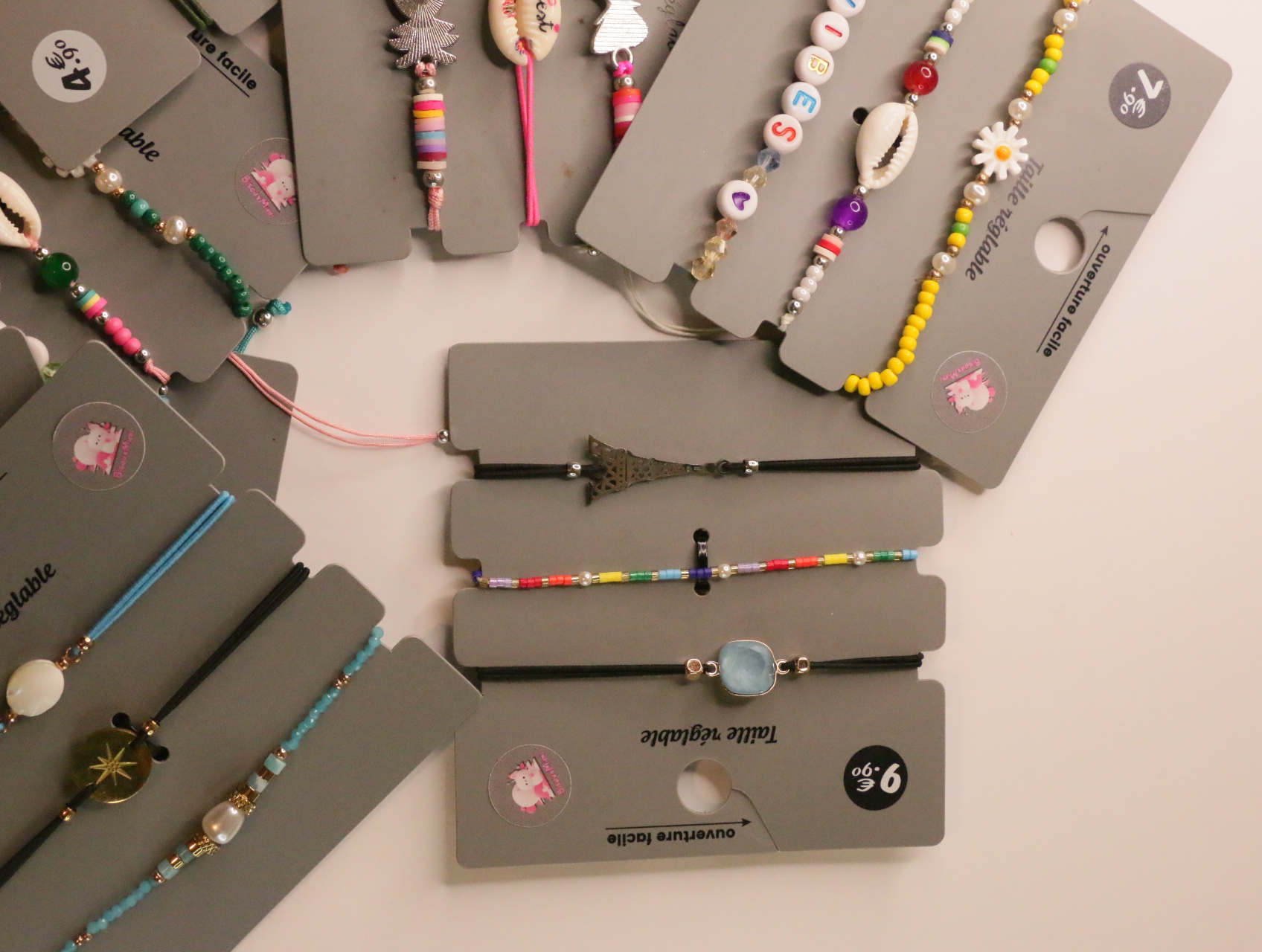 Pulseras de cuentas con flores, conchas y motivo de Torre Eiffel — lote de bisutería online, vista principal · Lotes Bisutería (LT052)