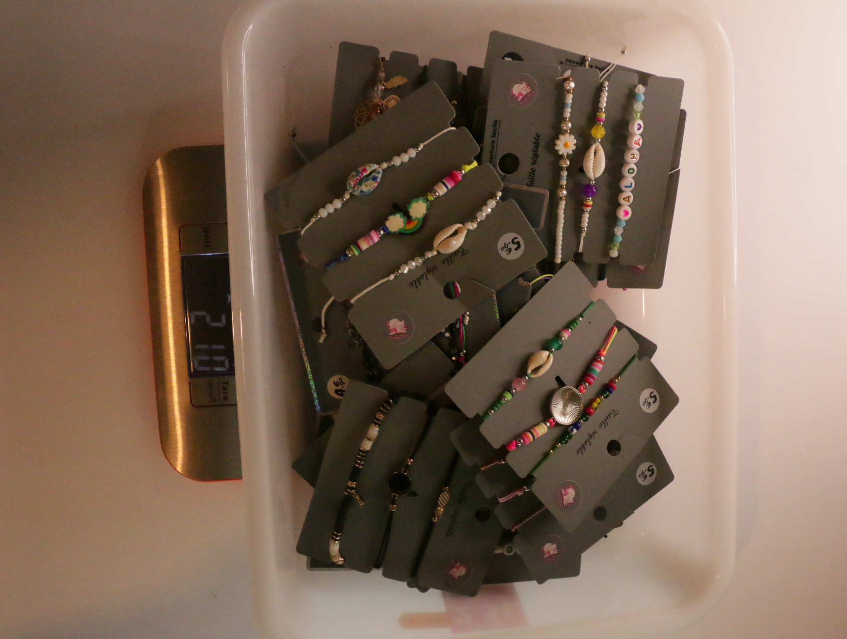 Pulseras variadas sobre soportes en una bandeja — lote de bisutería baratos, detalle · Lotes Bisutería (LT053)