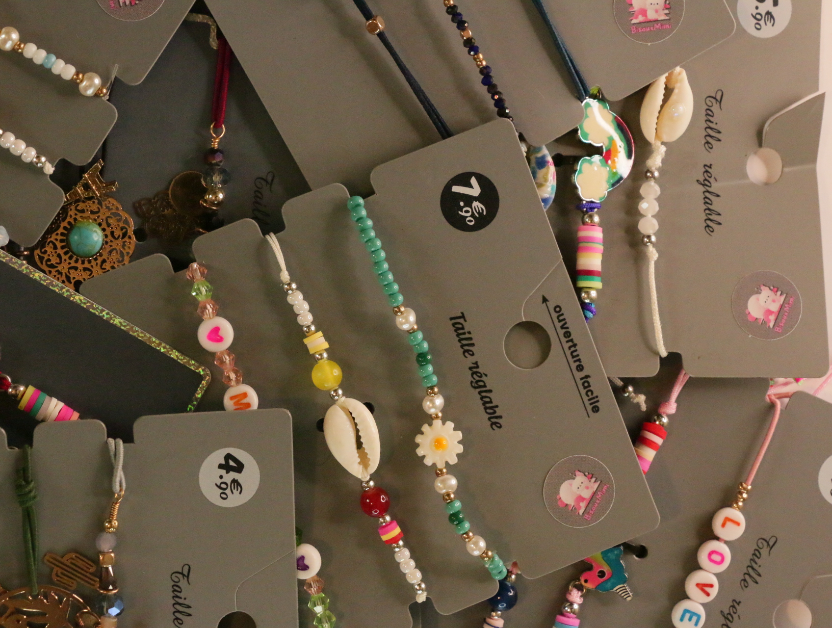 Pulseras multicolor con conchas y motivos de margaritas — lote de bisutería de moda, vista lateral · Lotes Bisutería (LT053)