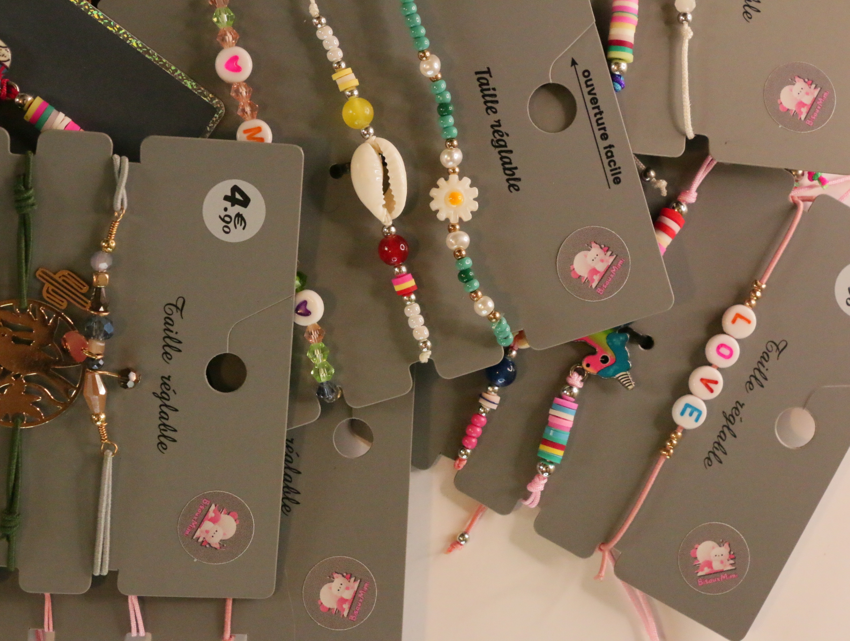 Pulseras con letras, conchas y colgantes dorados — lote de bisutería originales, detalle del acabado · Lotes Bisutería (LT053)