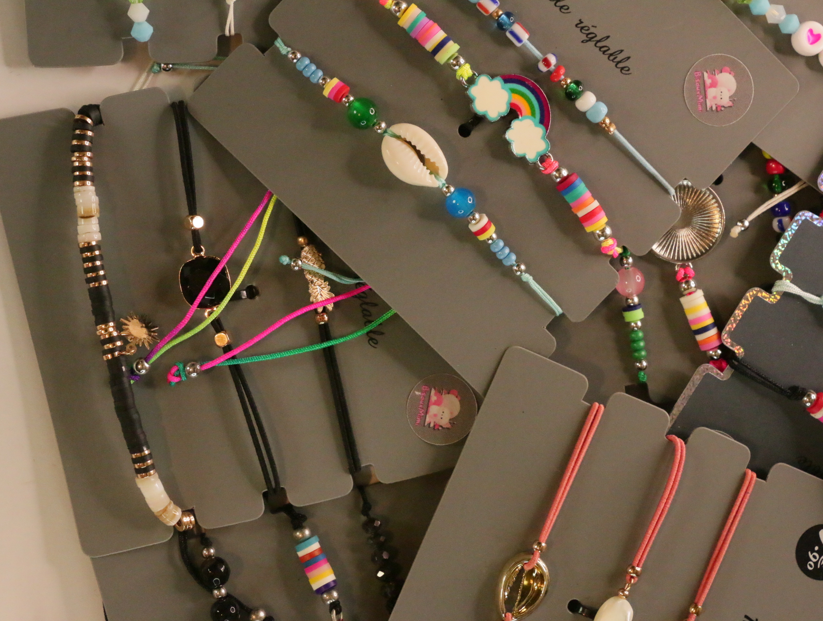 Lote de pulseras boho variadas para reventa — lote de bisutería baratos, primer plano · Lotes Bisutería (LT053)