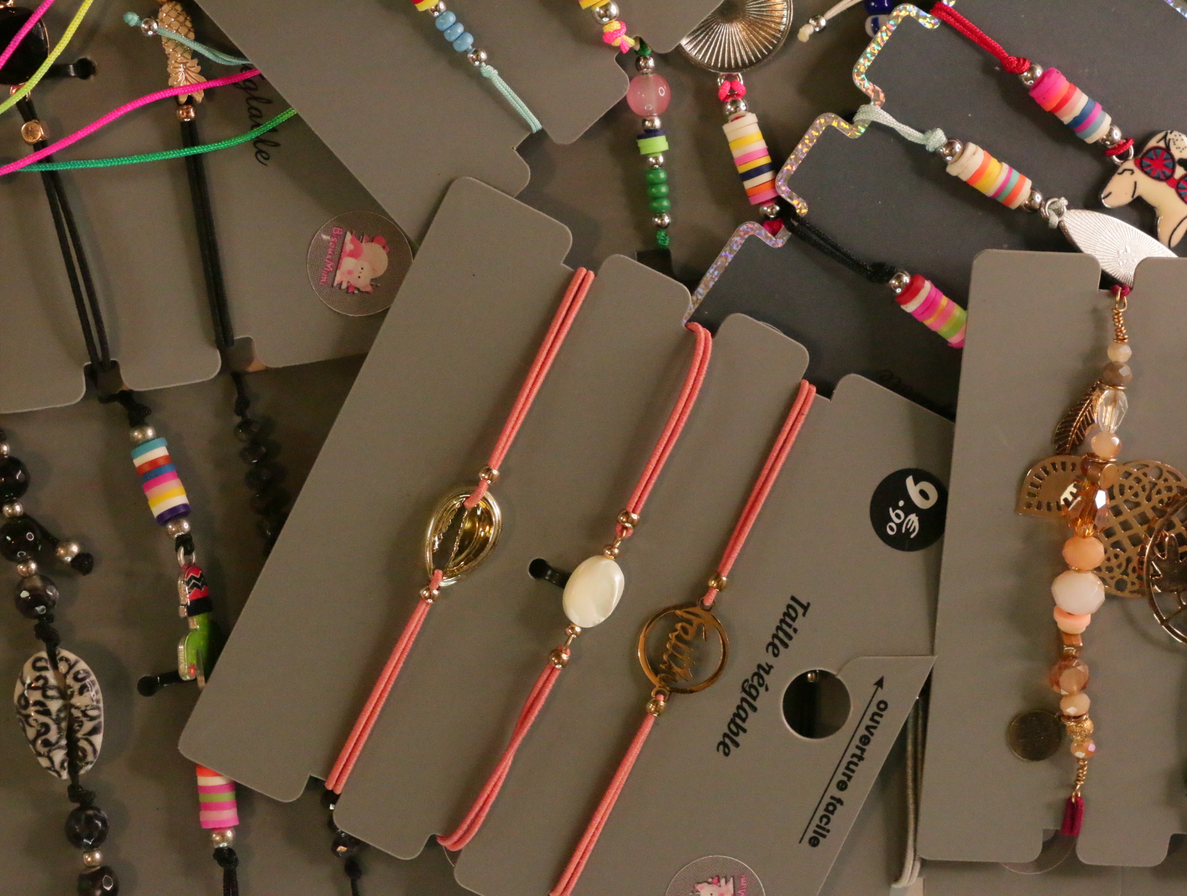 Lote de pulseras boho variadas para reventa — lote de bisutería dorados, vista lateral · Lotes Bisutería (LT053)