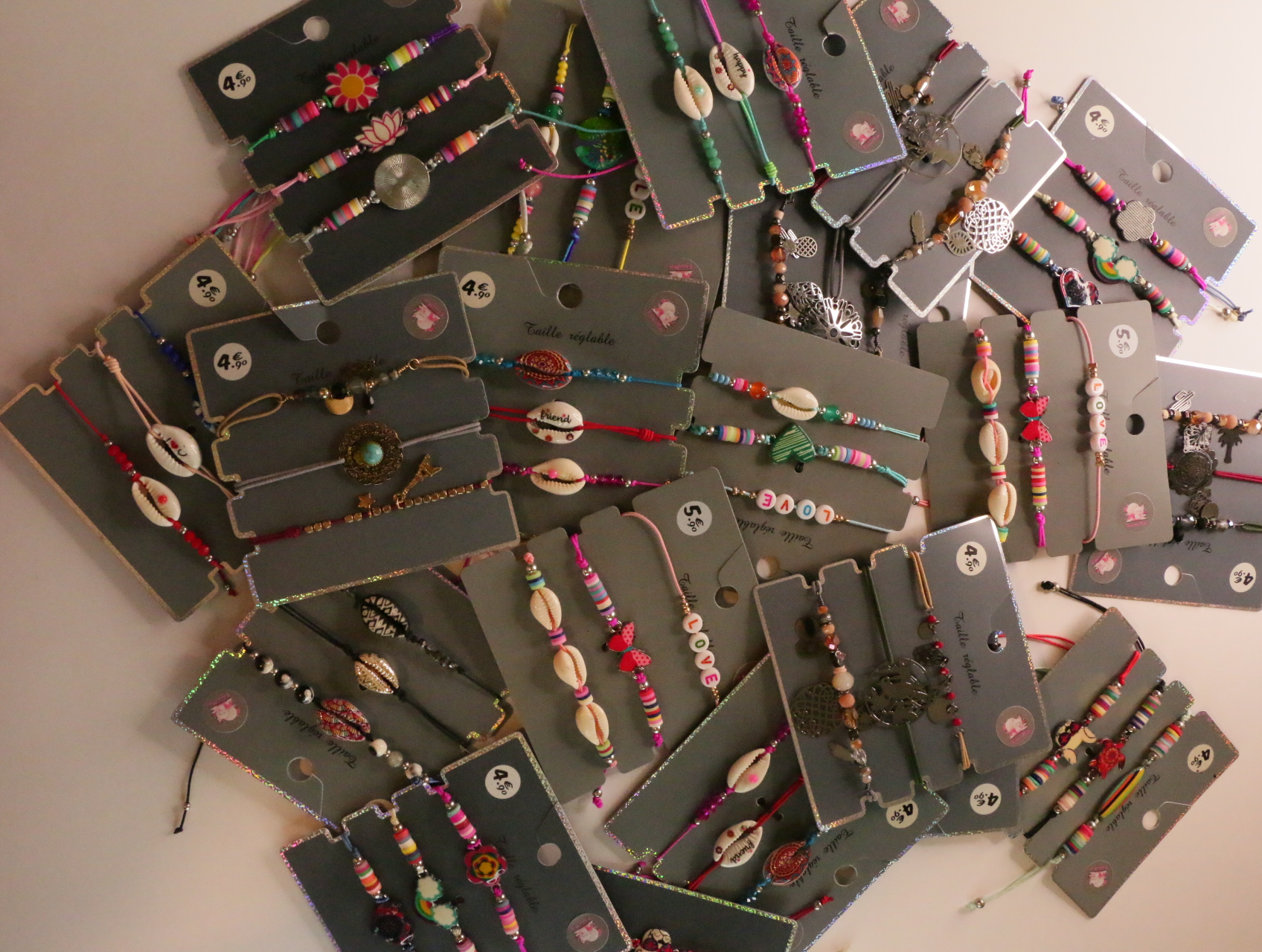 Vista general del lote de pulseras boho con conchas y cuentas — lote de bisutería para mujer, vista principal · Lotes Bisutería (LT054)