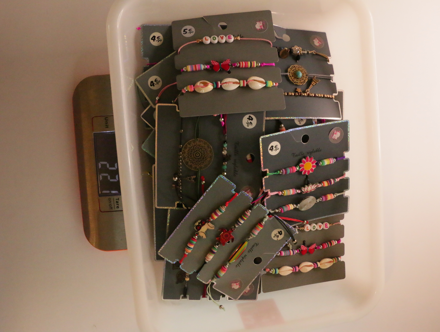 Pulseras multicolor sobre tarjetas expositoras en una bandeja — lote de bisutería baratos, detalle · Lotes Bisutería (LT054)