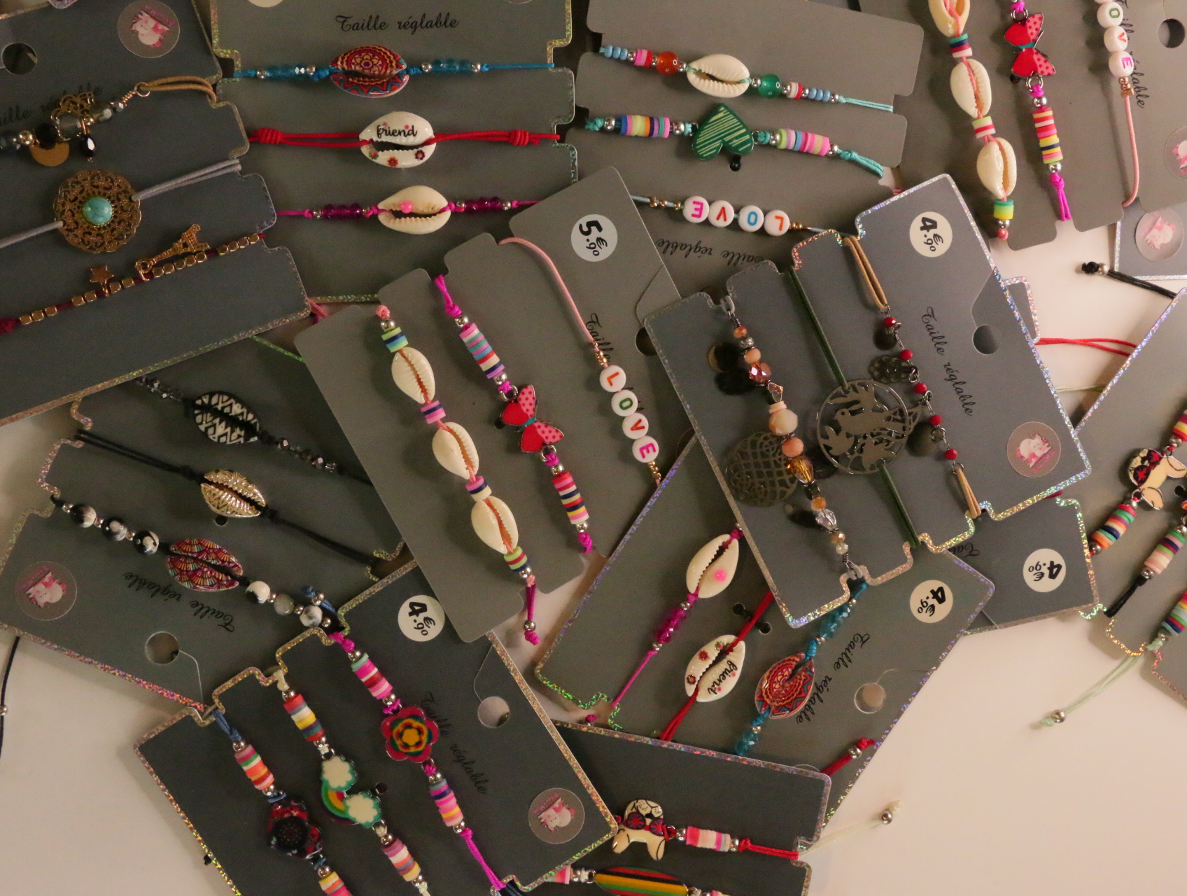 Detalle del surtido de pulseras de cordón con conchas y cuentas — lote de bisutería online, vista principal · Lotes Bisutería (LT054)