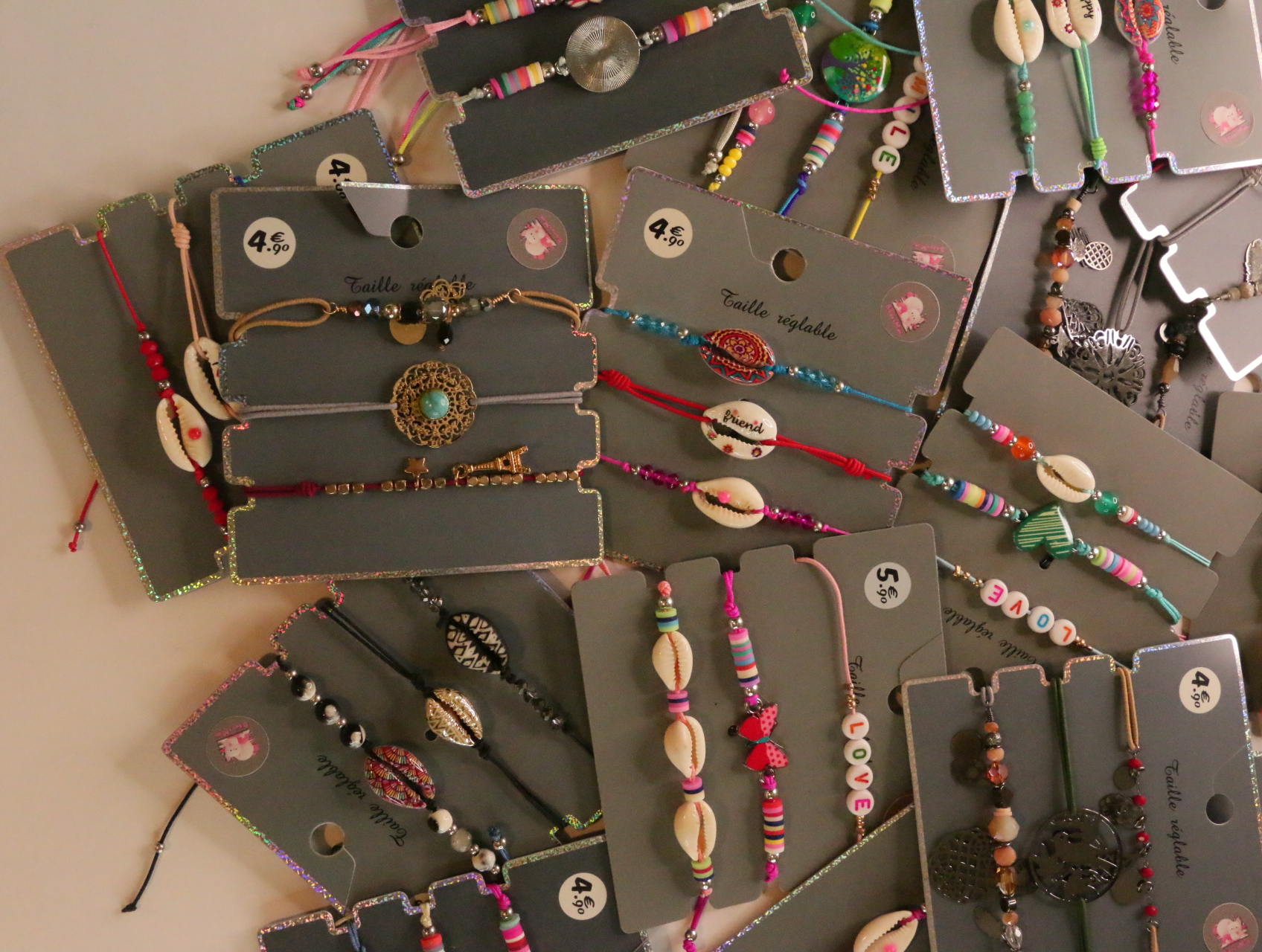 Lote de pulseras boho con conchas y cuentas multicolor — lote de bisutería para mujer, detalle · Lotes Bisutería (LT054)