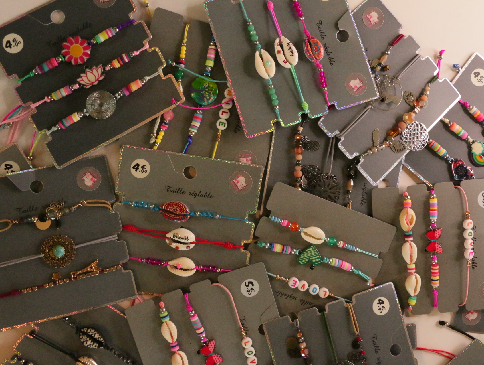 Lote de pulseras boho con conchas y cuentas multicolor — lote de bisutería baratos, primer plano · Lotes Bisutería (LT054)