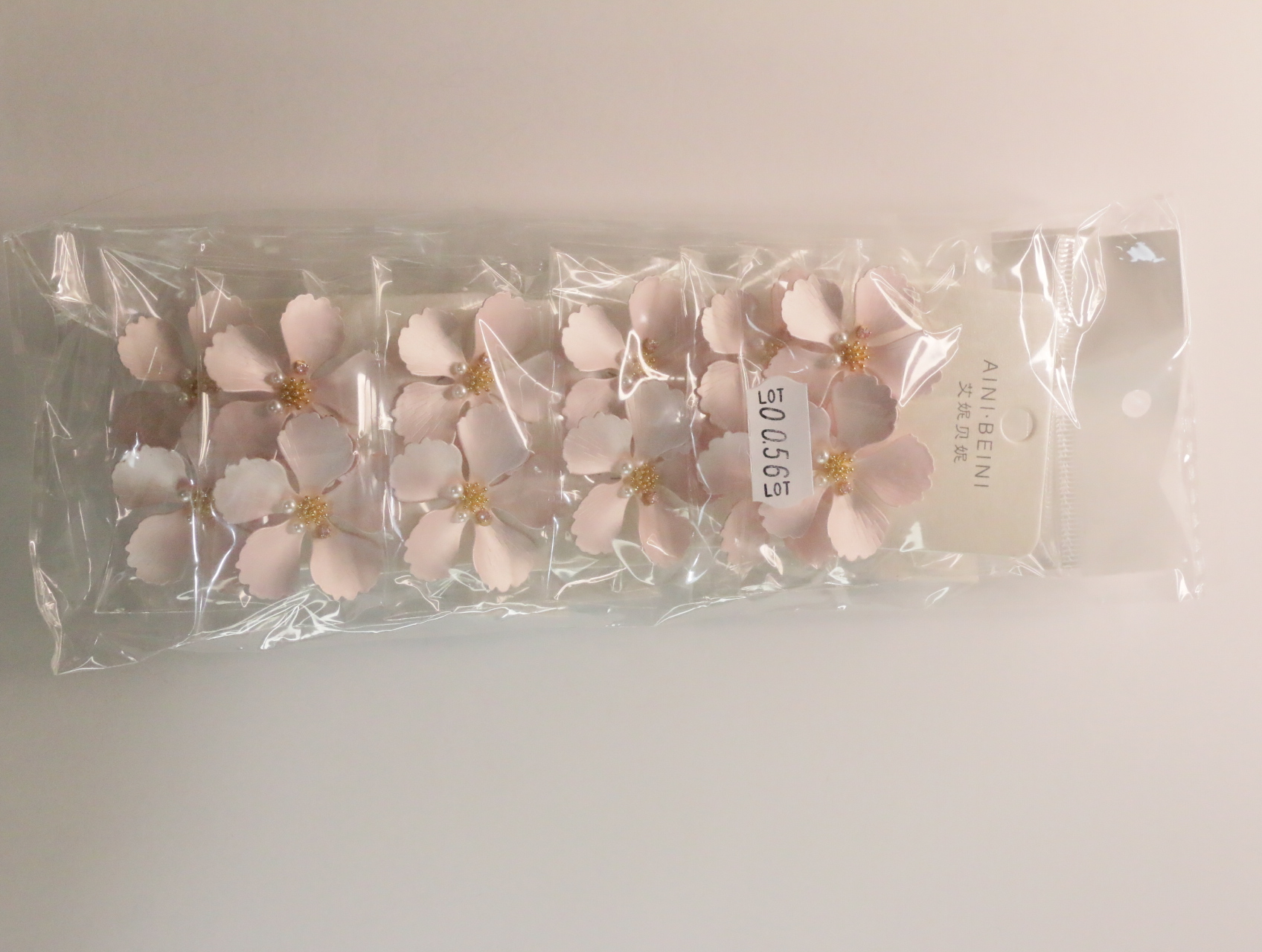 Lote de pendientes florales envasados con etiqueta de referencia interna — lote de bisutería baratos, detalle · Lotes Bisutería (LT056)
