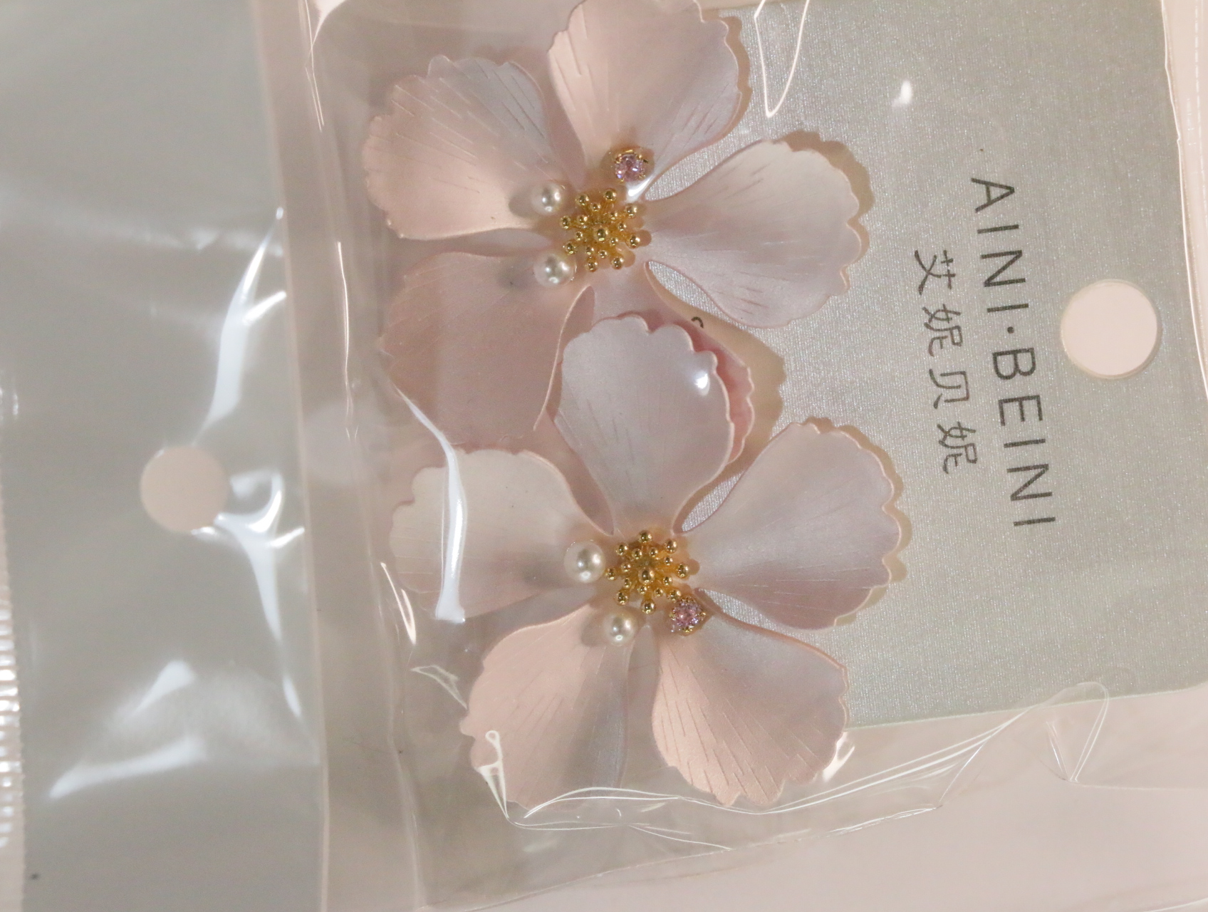Detalle de los pétalos rosas y adornos de efecto perla — lote de bisutería de moda, vista lateral · Lotes Bisutería (LT056)