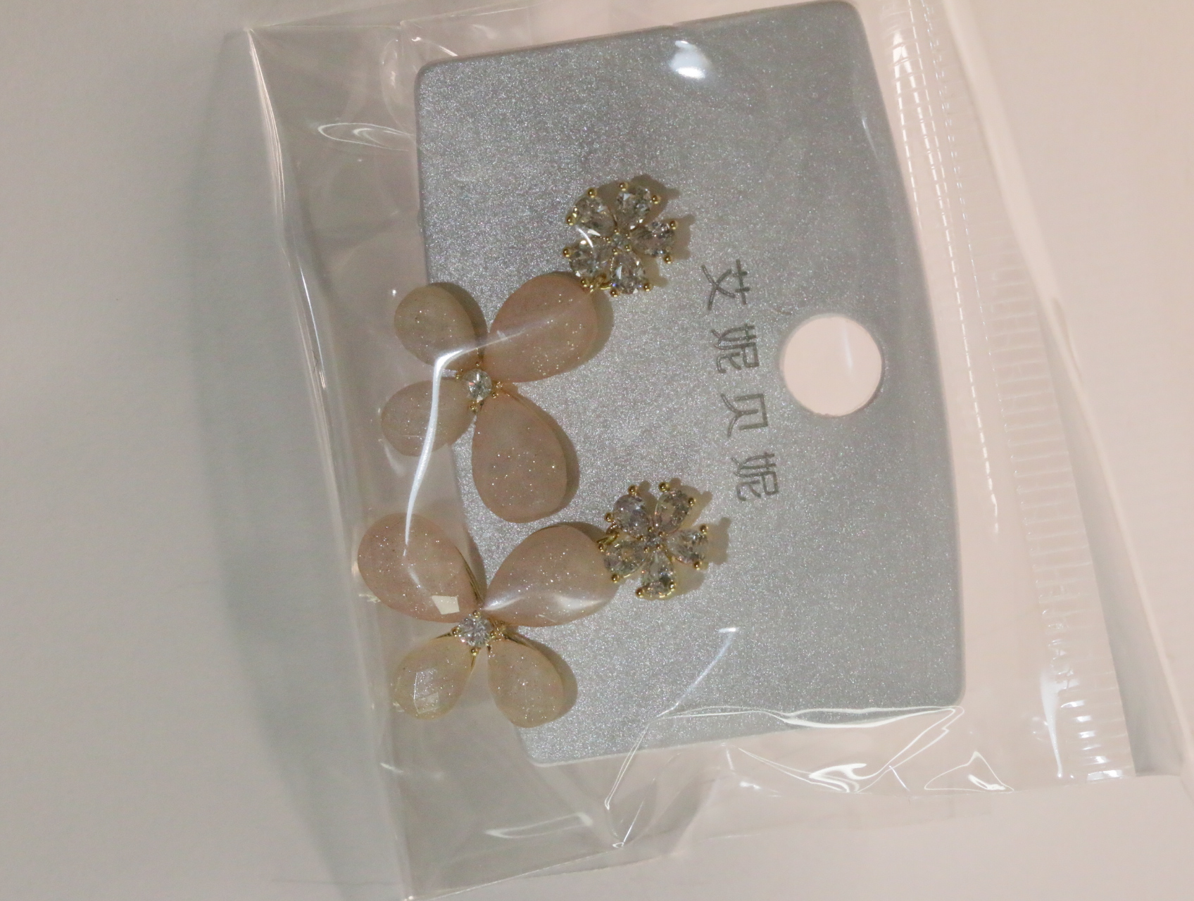 Detalle de pendientes florales rosa palo con acabado dorado y brillos — lote de bisutería baratos, detalle · Lotes Bisutería (LT057)