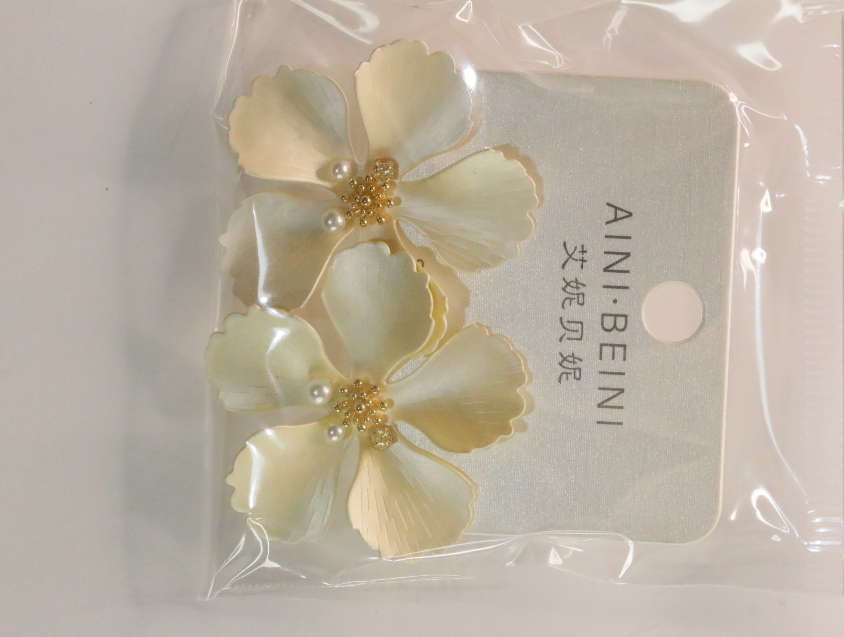 Detalle de pendientes de flores crema con centros dorados — lote de bisutería baratos, detalle · Lotes Bisutería (LT058)