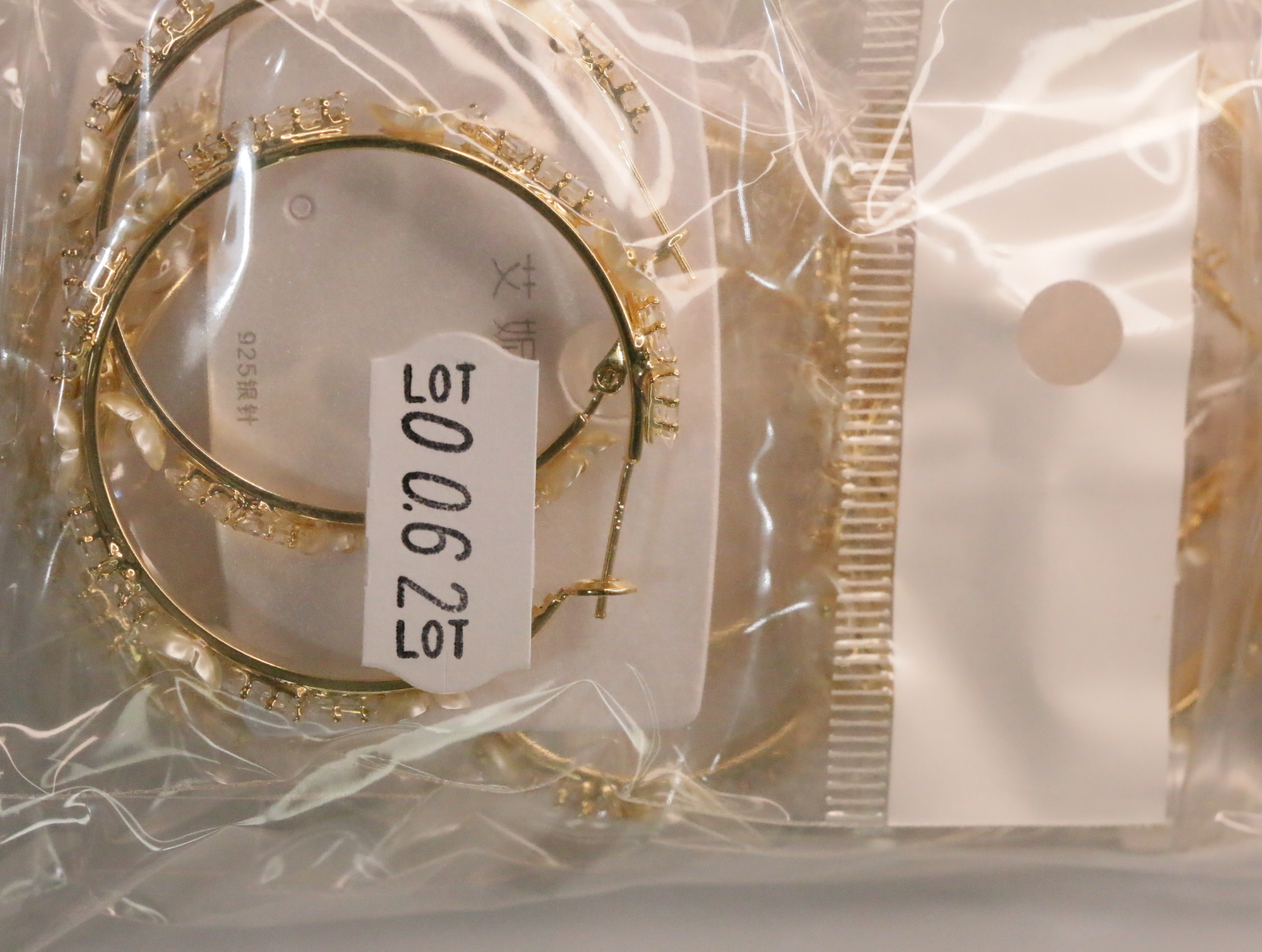 Pendientes de aro dorados con etiqueta de referencia interna — lote de bisutería de moda, vista lateral · Lotes Bisutería (LT062)