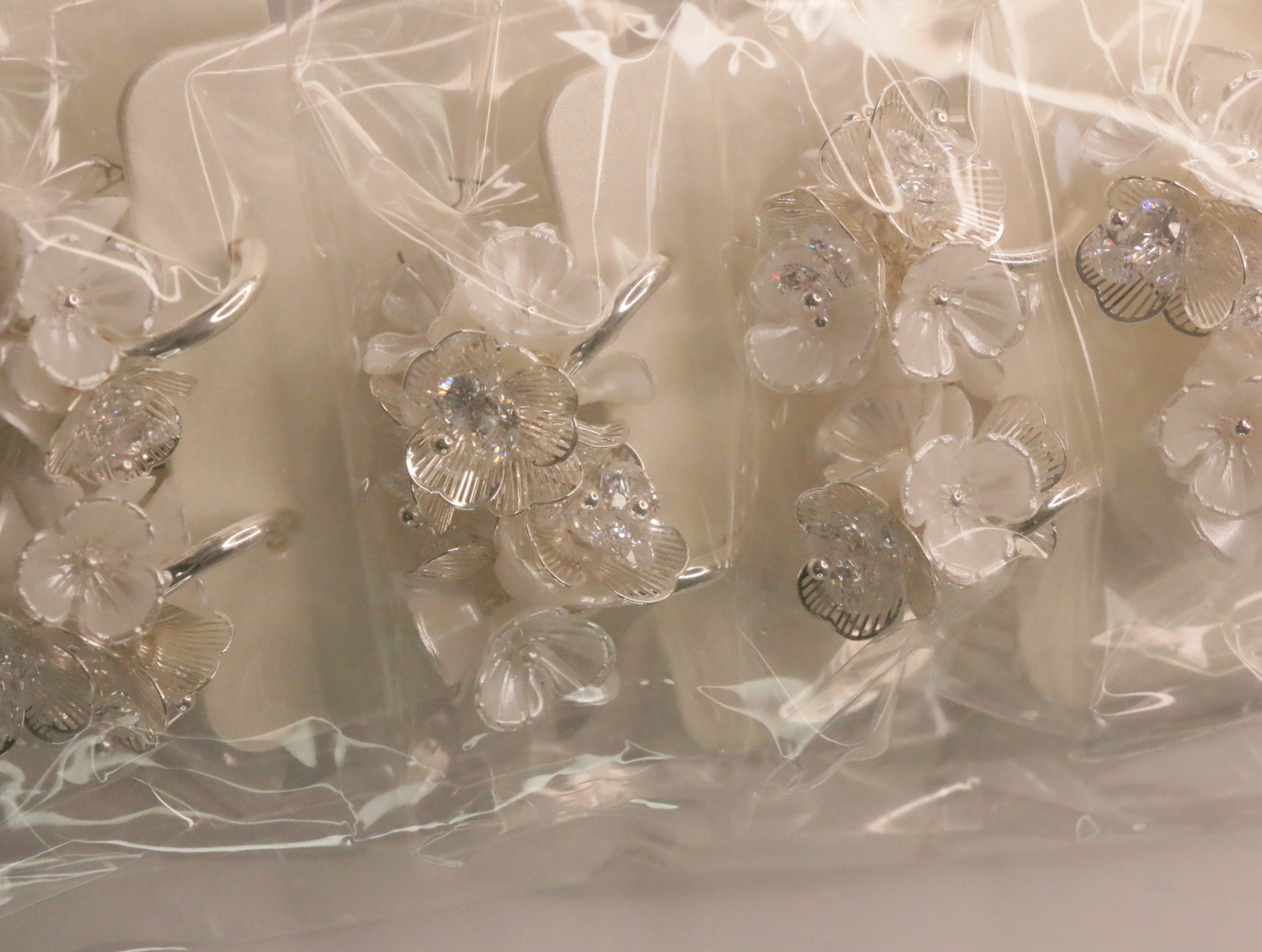 Detalle de pendientes florales con adornos brillantes — lote de bisutería baratos, detalle · Lotes Bisutería (LT063)