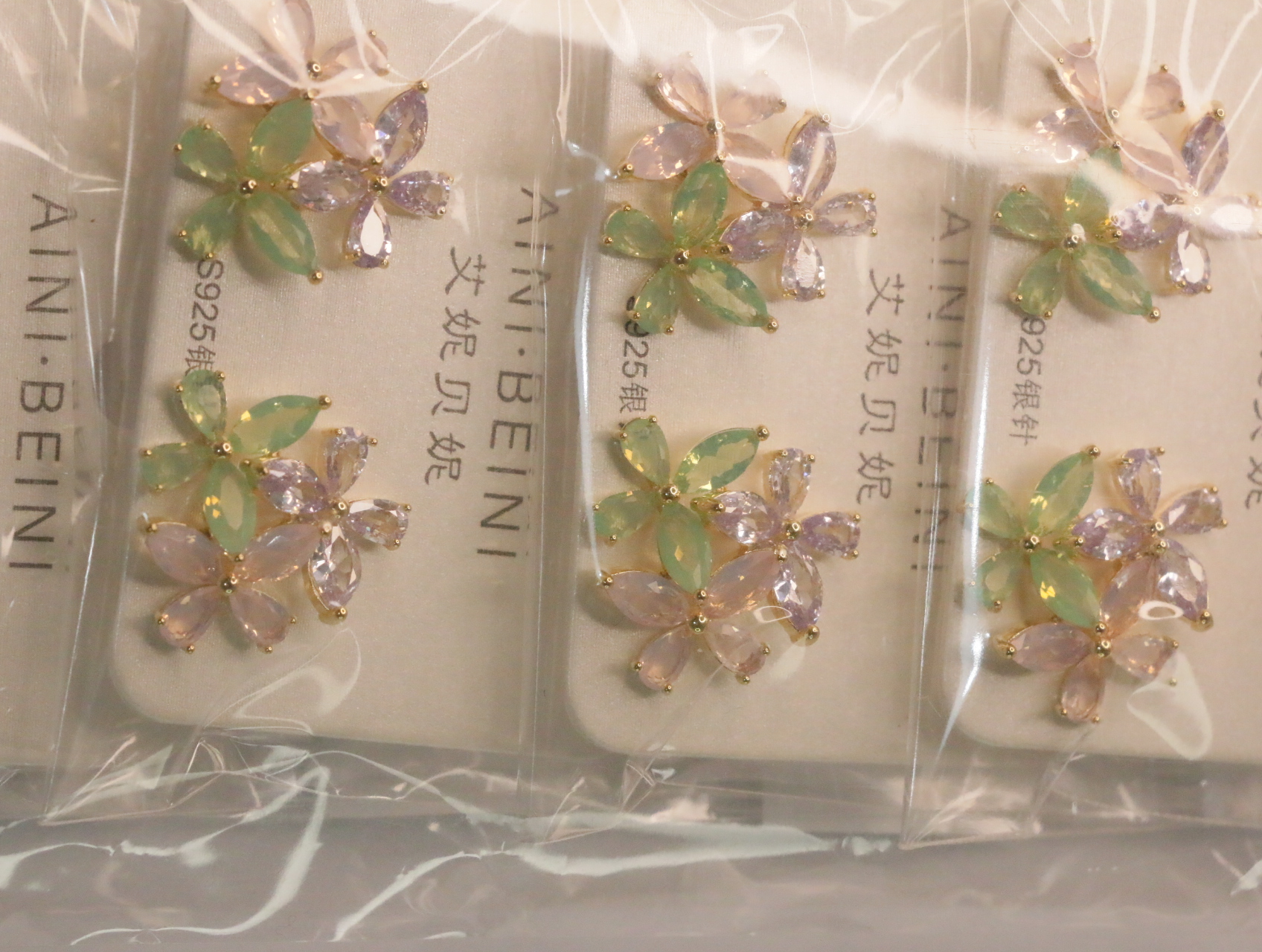 Detalle de pendientes florales pastel sobre tarjetas con marca S925 — lote de bisutería baratos, detalle · Lotes Bisutería (LT064)