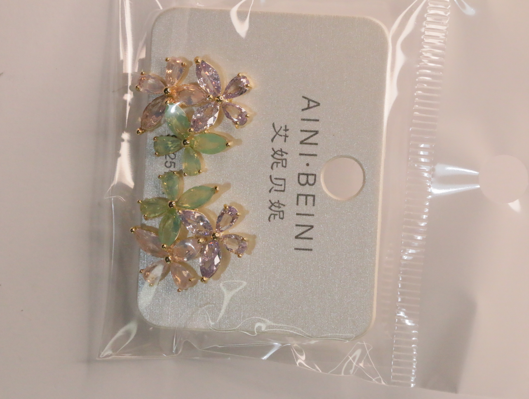 Pendientes florales dorados con piedras rosas y verdes — lote de bisutería dorados, primer plano · Lotes Bisutería (LT064)