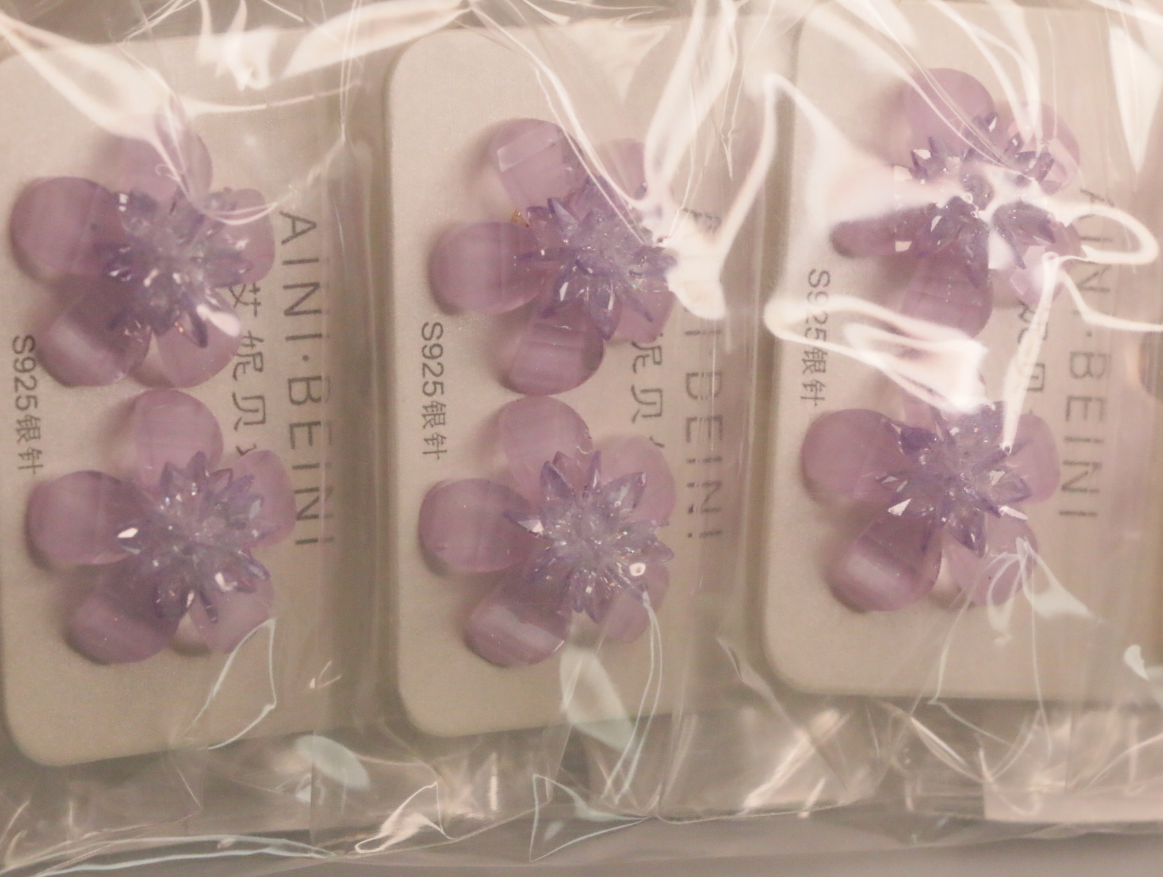 Pendientes de flor lila con marcas S925 en las tarjetas — lote de bisutería baratos, detalle · Lotes Bisutería (LT065)