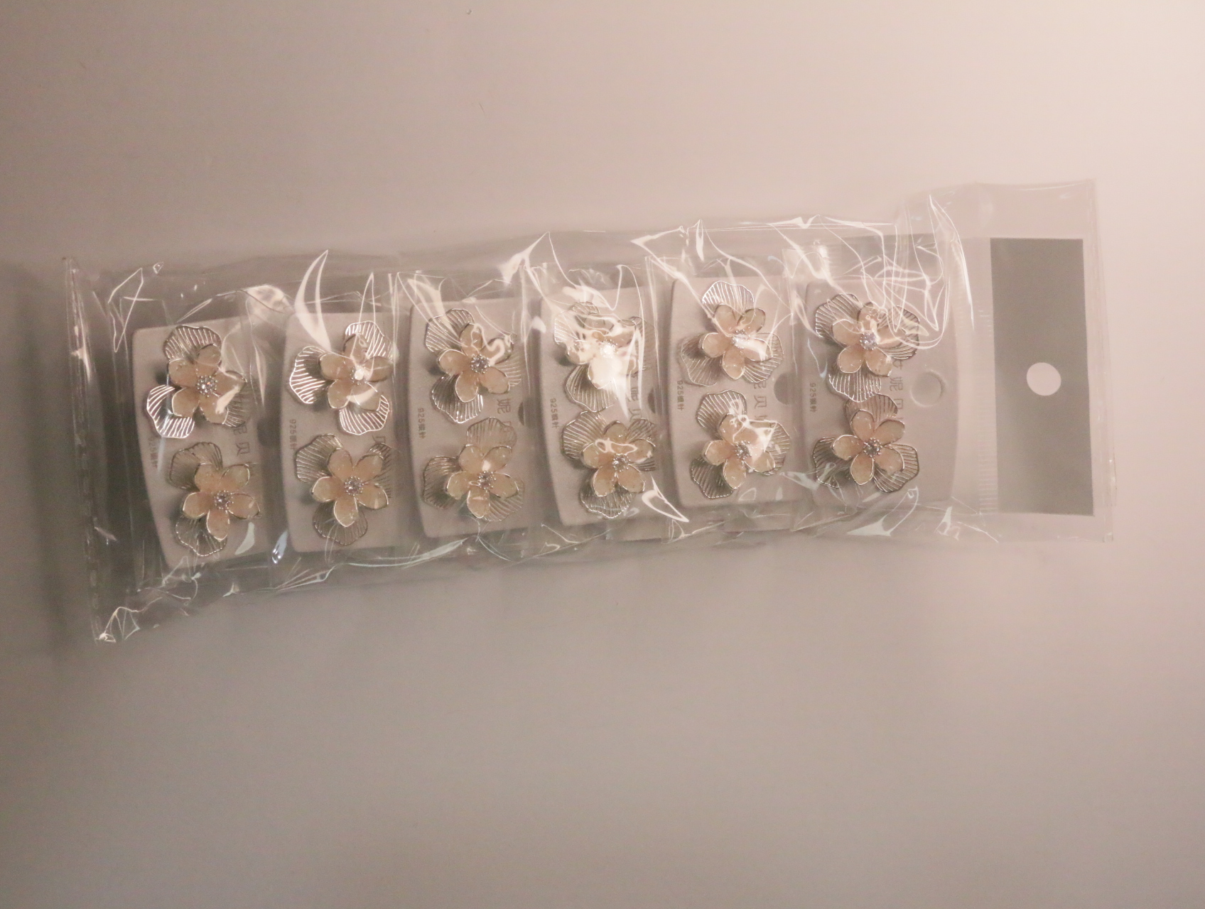 Vista completa del lote de pendientes florales en sus envoltorios — lote de bisutería para mujer, vista principal · Lotes Bisutería (LT066)