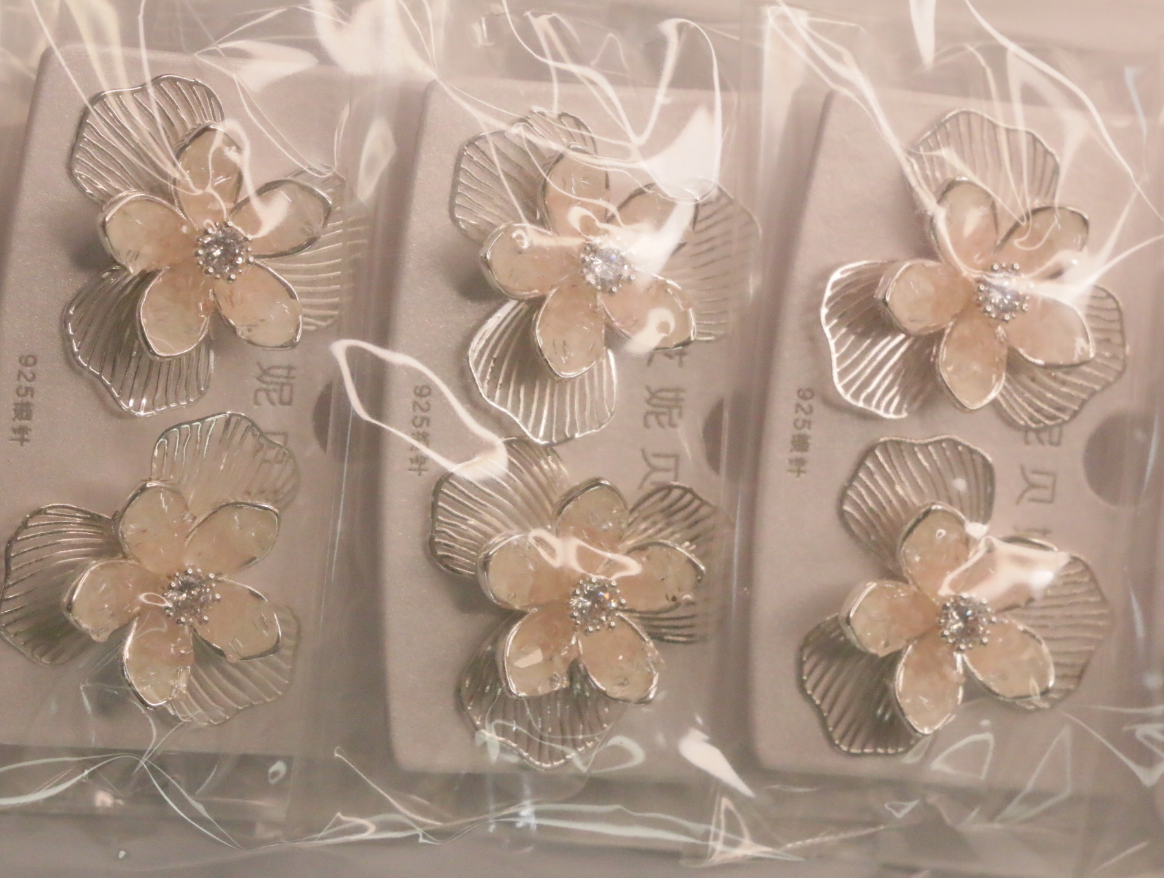 Detalle de pendientes florales melocotón con pétalos metálicos texturizados — lote de bisutería baratos, detalle · Lotes Bisutería (LT066)