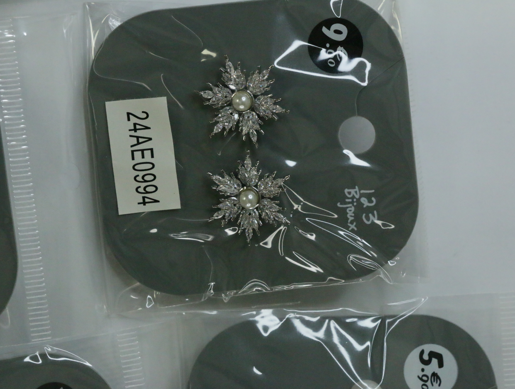 Pendientes florales brillantes con centros perlados — lote de bisutería dorados, primer plano · Lotes Bisutería (LT069)