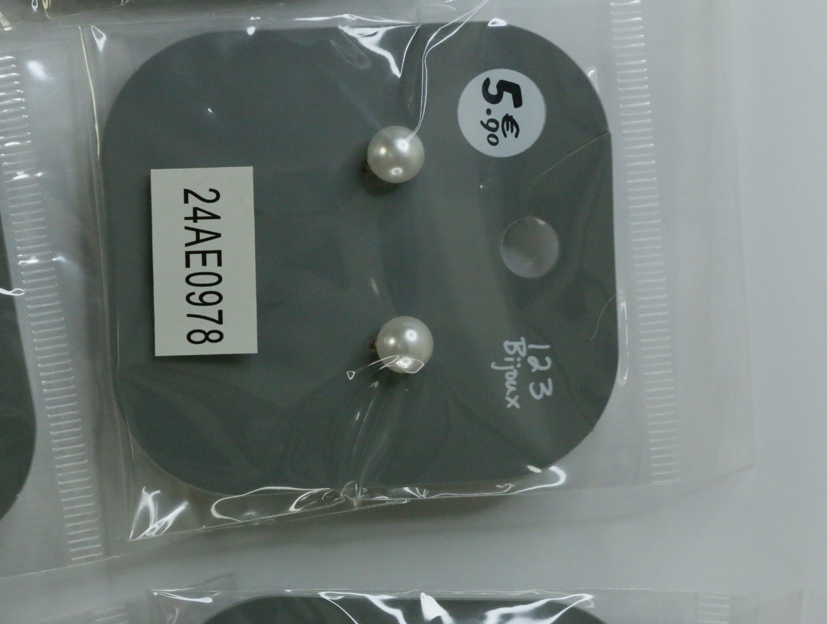 Pendientes redondos de efecto perla en tarjeta de la marca — lote de bisutería de moda, vista lateral · Lotes Bisutería (LT069)