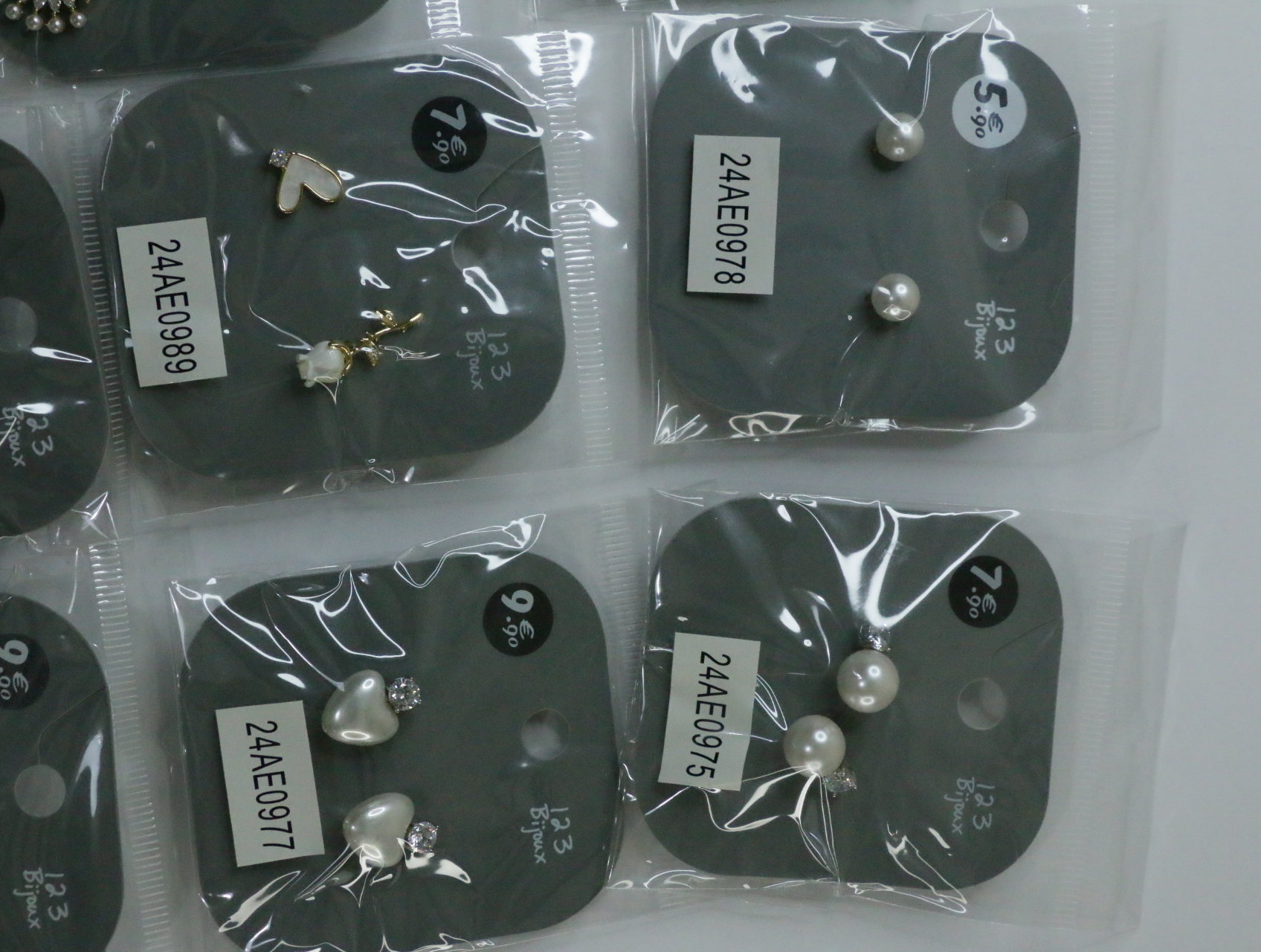 Pendientes surtidos perlados, de mariposas y de corazones — lote de bisutería originales, detalle del acabado · Lotes Bisutería (LT069)