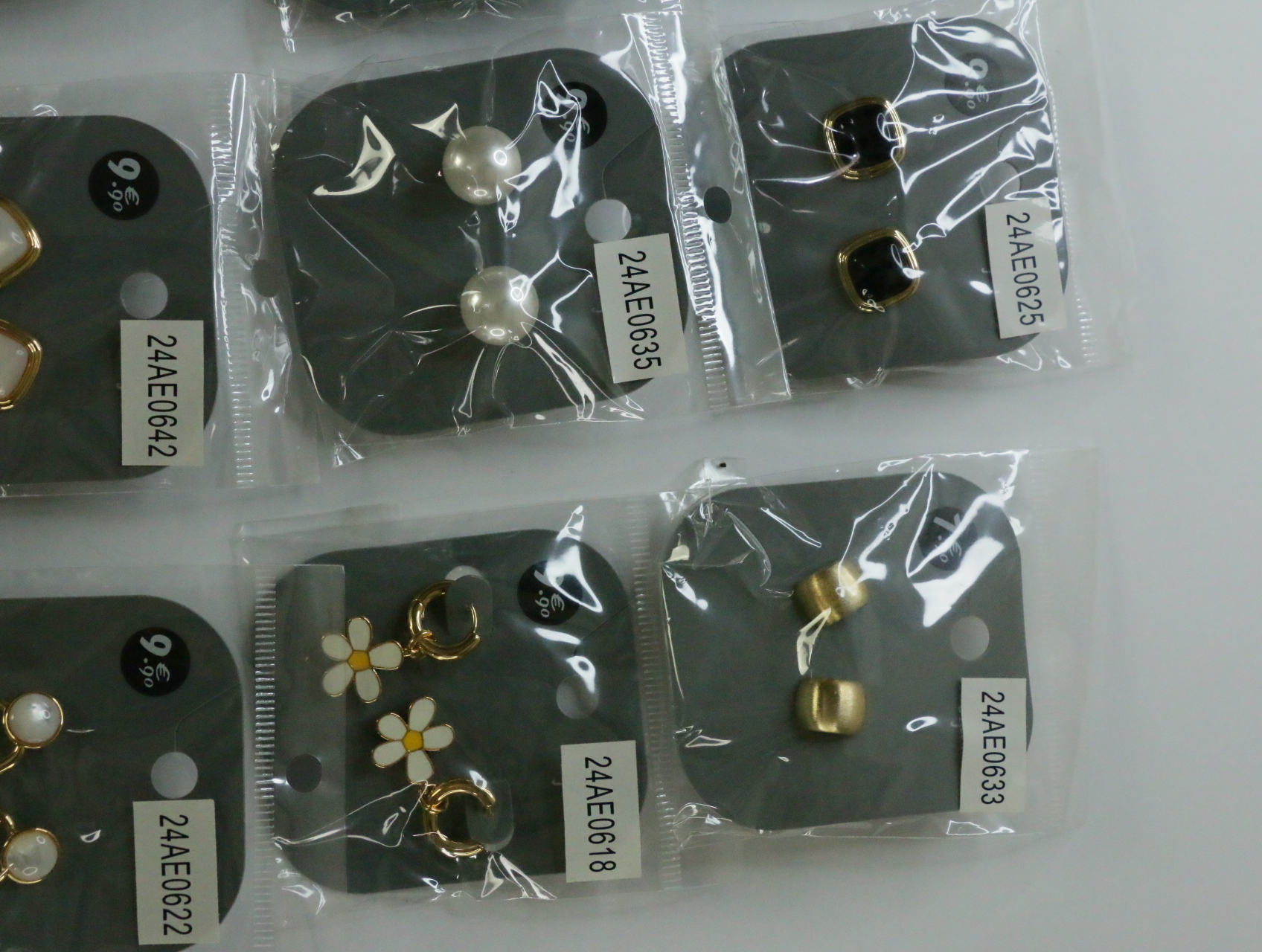 Pendientes dorados con diseños negros, de efecto perla y margaritas — lote de bisutería dorados, primer plano · Lotes Bisutería (LT070)