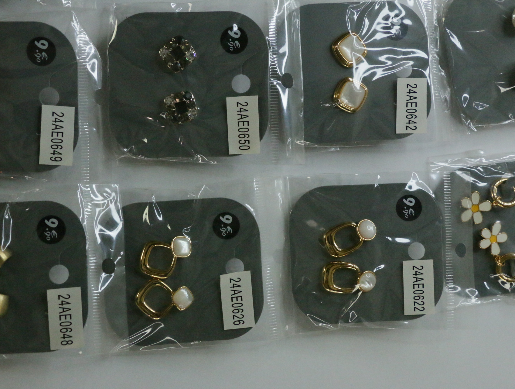 Pendientes geométricos dorados y modelos con brillo — lote de bisutería de moda, vista lateral · Lotes Bisutería (LT070)