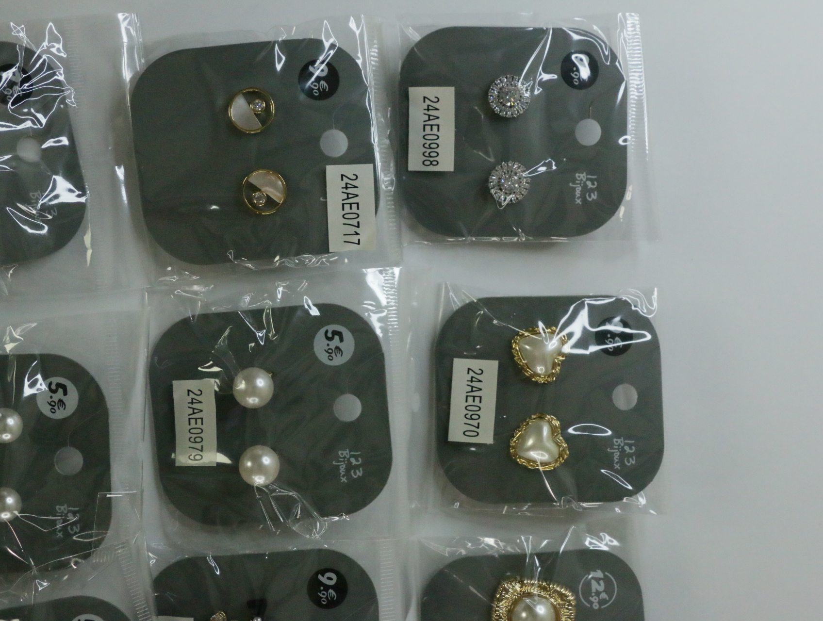 Detalle de pendientes brillantes, de corazón y perlados — lote de bisutería baratos, detalle · Lotes Bisutería (LT071)