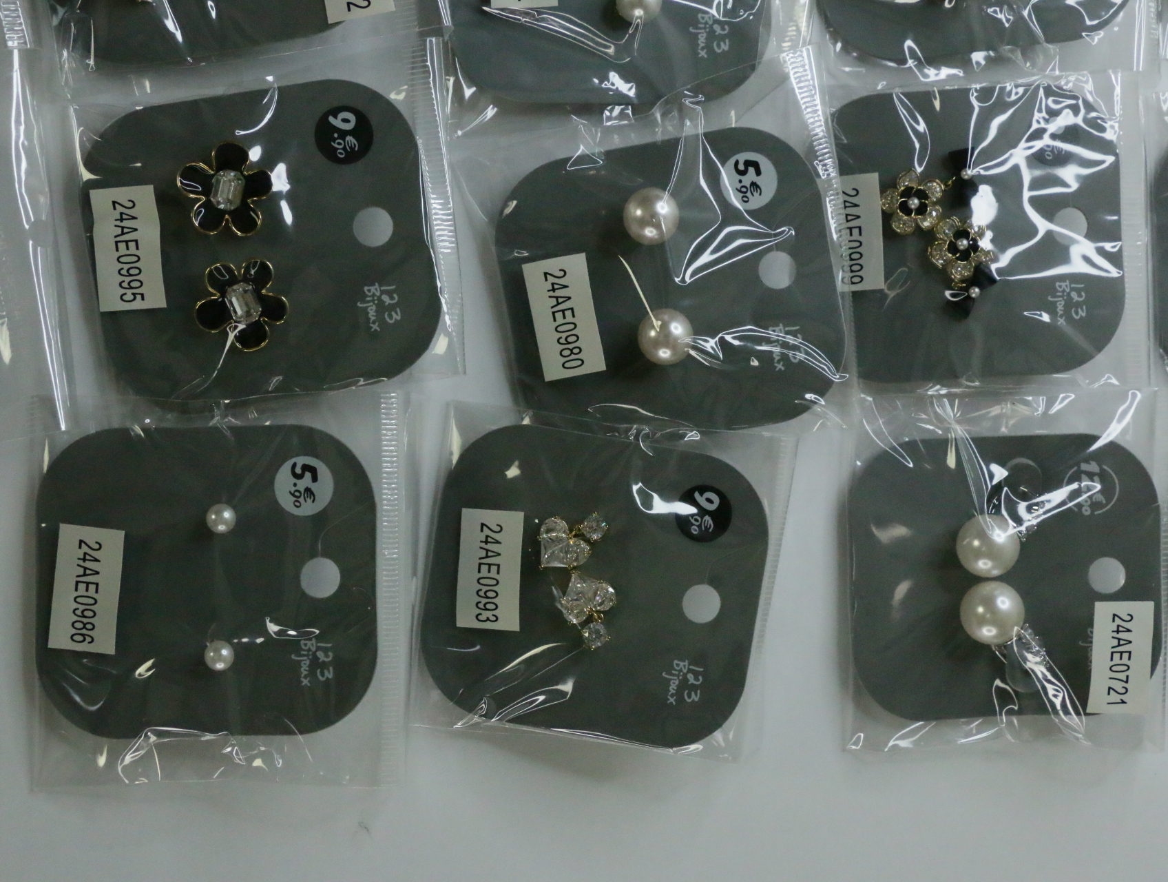 Pendientes colgantes perlados y flores negras en tarjetas — lote de bisutería de moda, vista lateral · Lotes Bisutería (LT071)