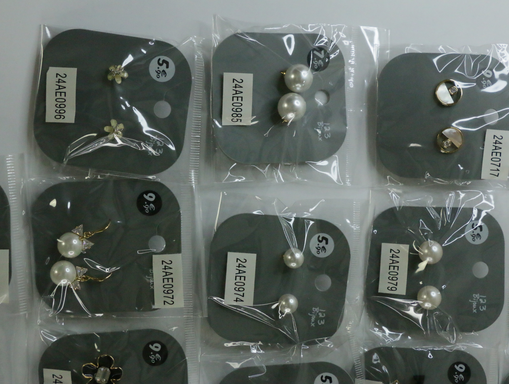 Pendientes perlados surtidos y pequeños diseños florales — lote de bisutería originales, detalle del acabado · Lotes Bisutería (LT071)