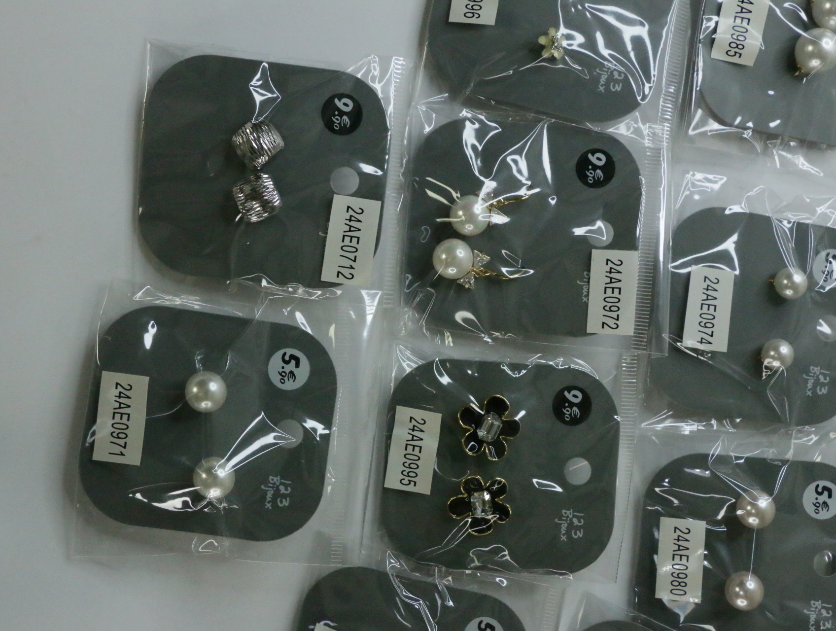 Pendientes de flores negras, plateados texturizados y perlados — lote de bisutería online, vista principal · Lotes Bisutería (LT071)